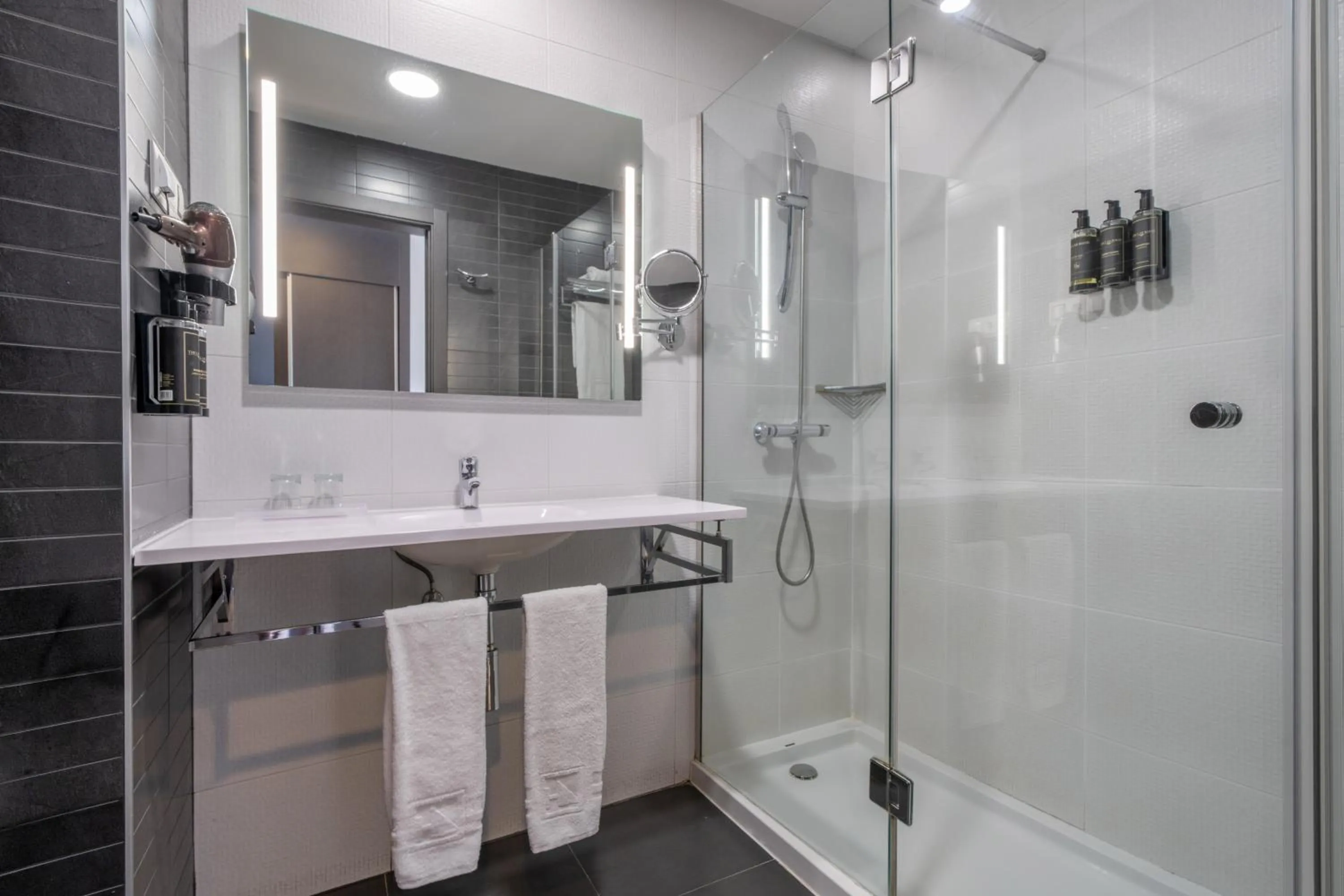 Bathroom in Eurostars Arenas de Pinto