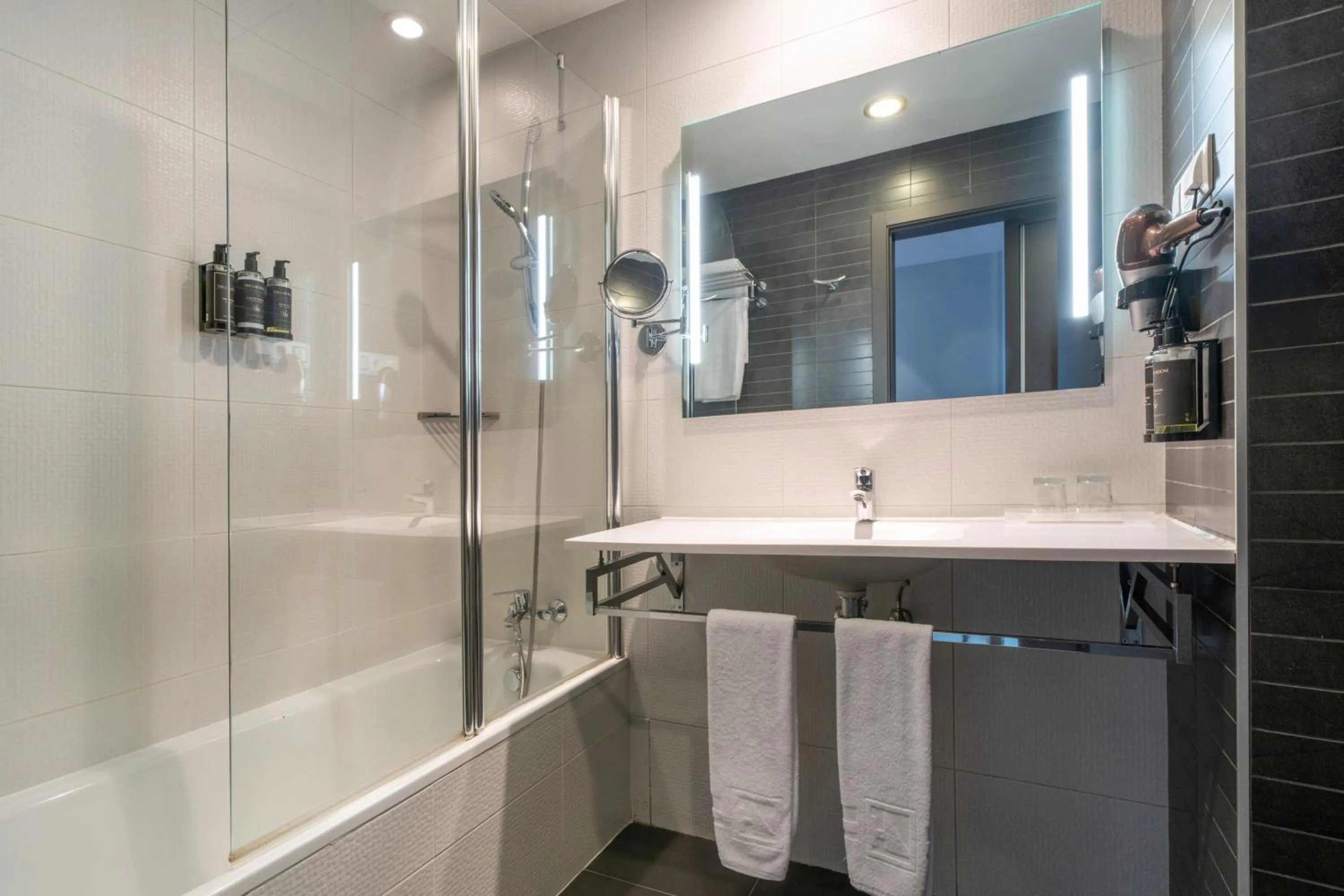 Bathroom in Eurostars Arenas de Pinto