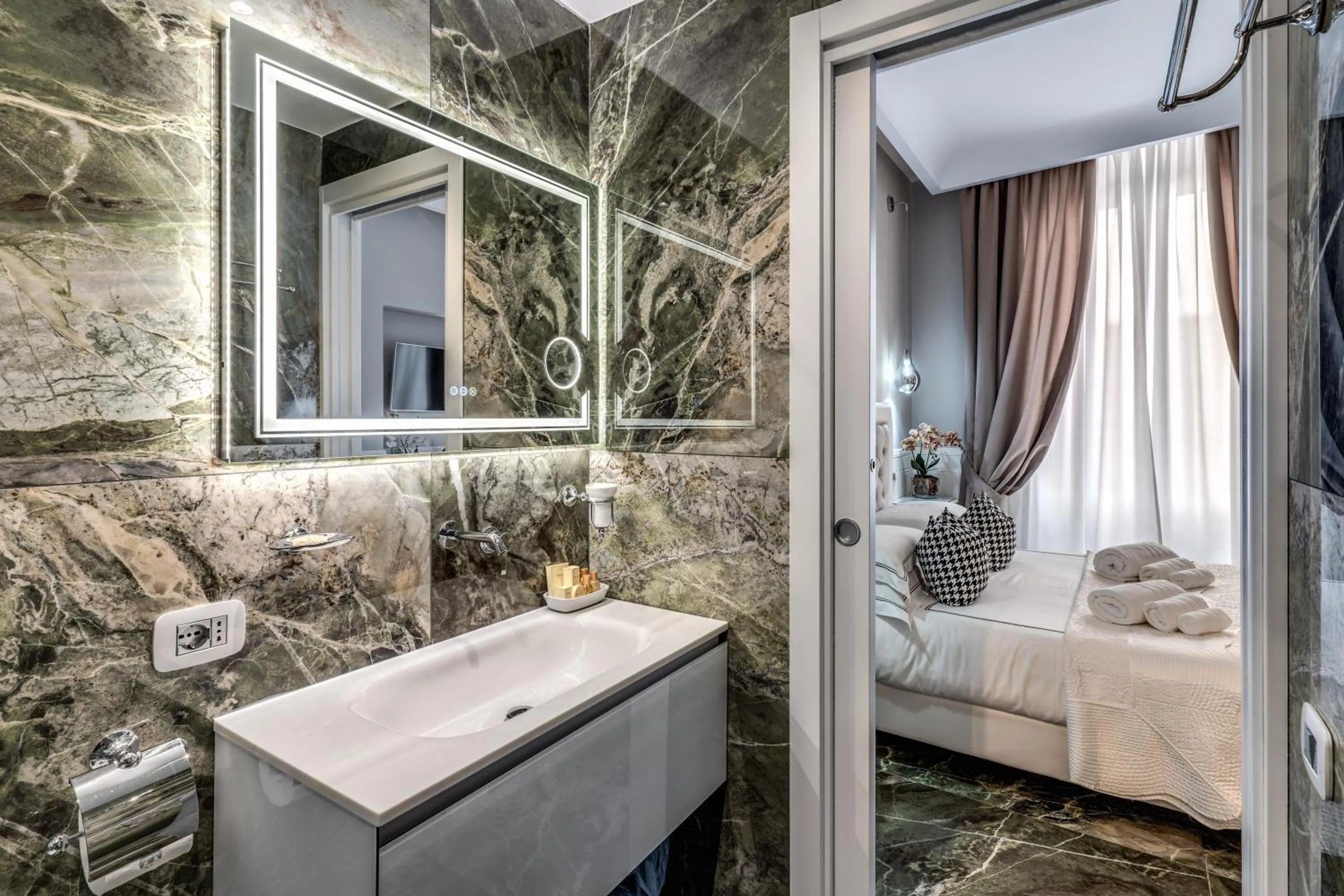 Bed in Rome55 - Piazza di Spagna