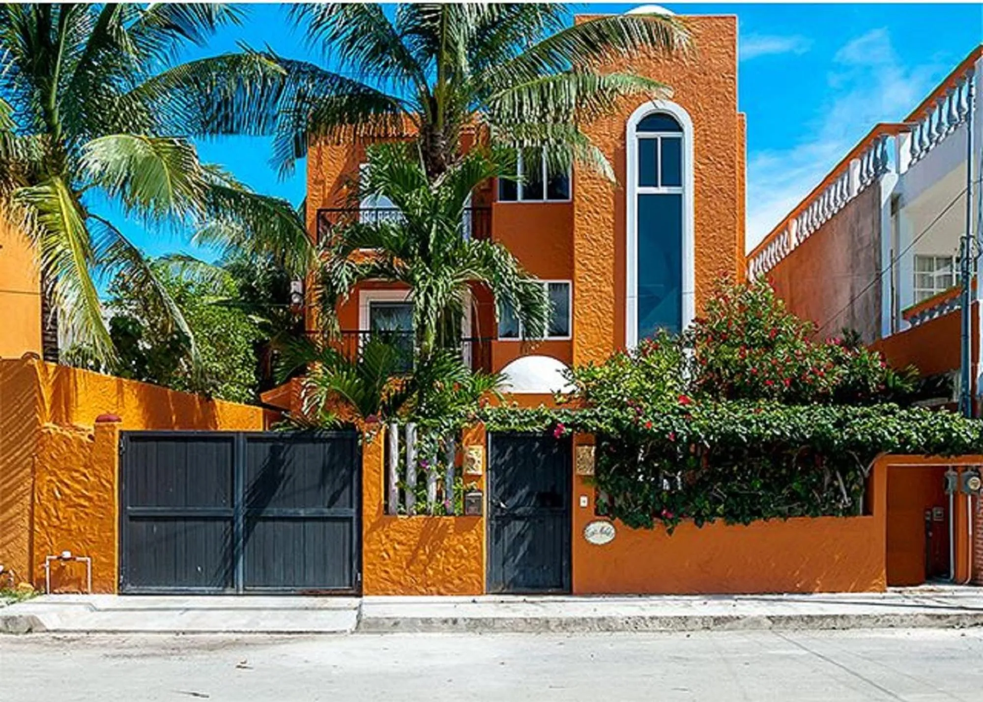 Property building in Casa Mulder - Steps to Beach Private Pool Ocean-View Roof