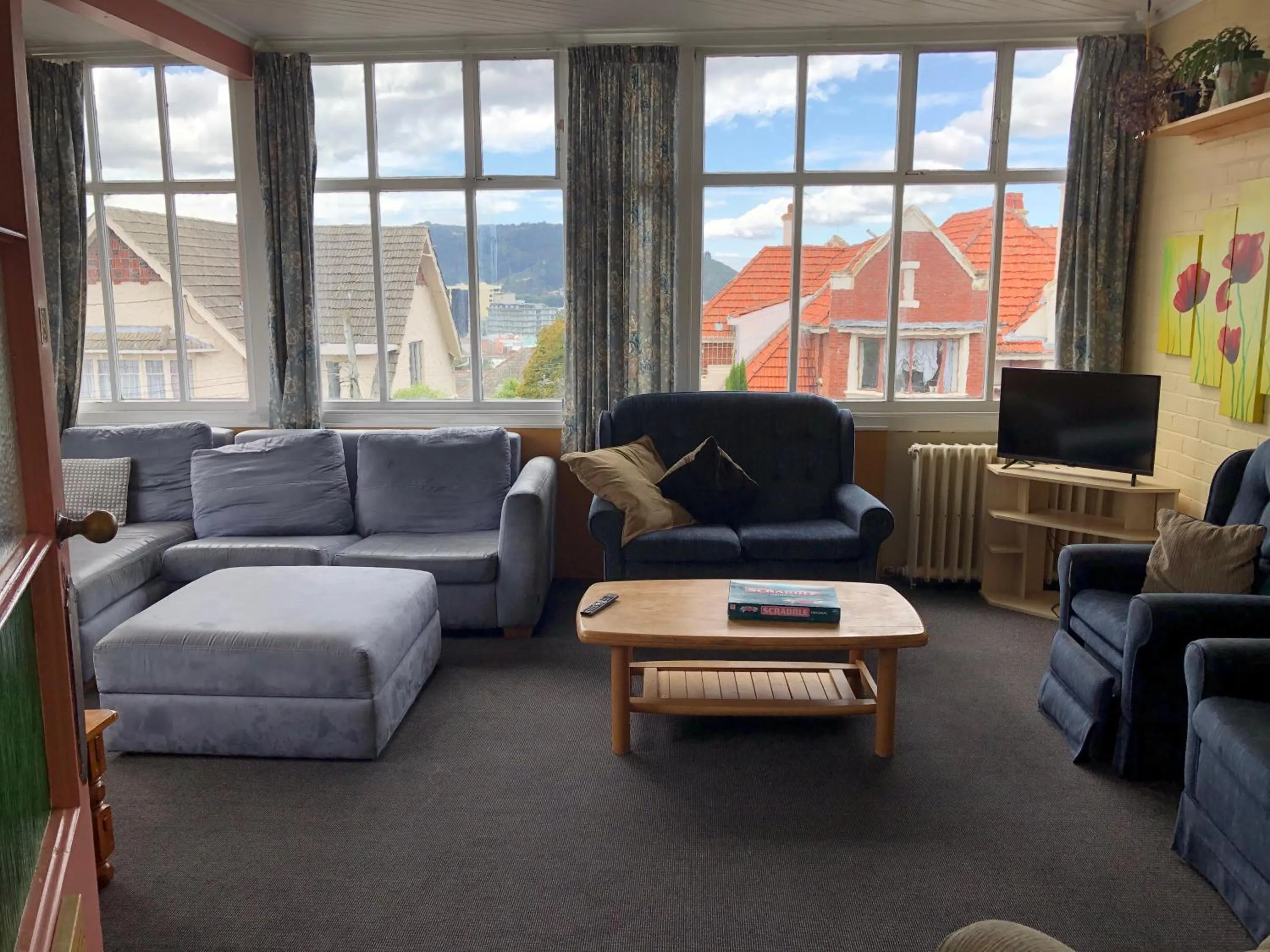 Communal lounge/ TV room in Chalet Backpackers