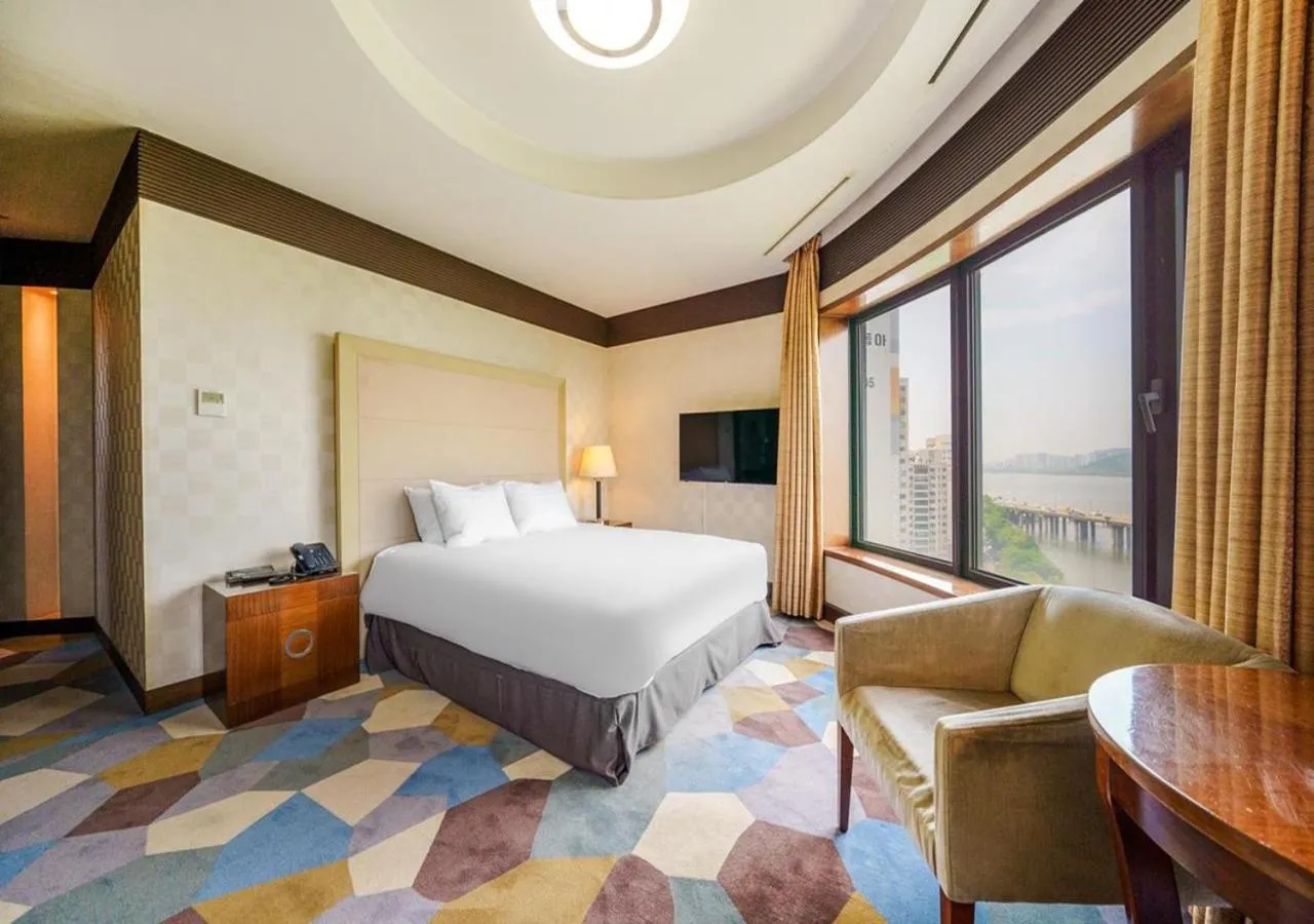 Photo of the whole room, Bed in Niagara Hotel