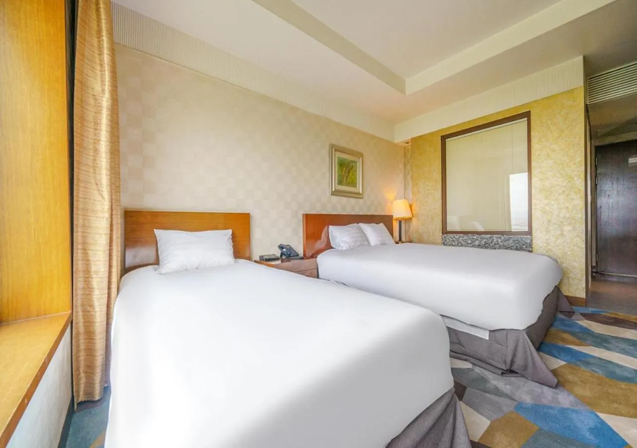 Photo of the whole room, Bed in Niagara Hotel