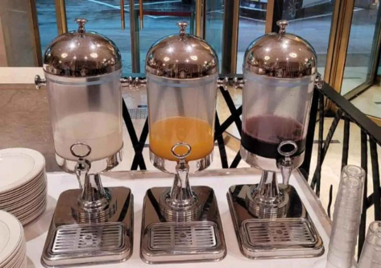 Buffet breakfast in Niagara Hotel