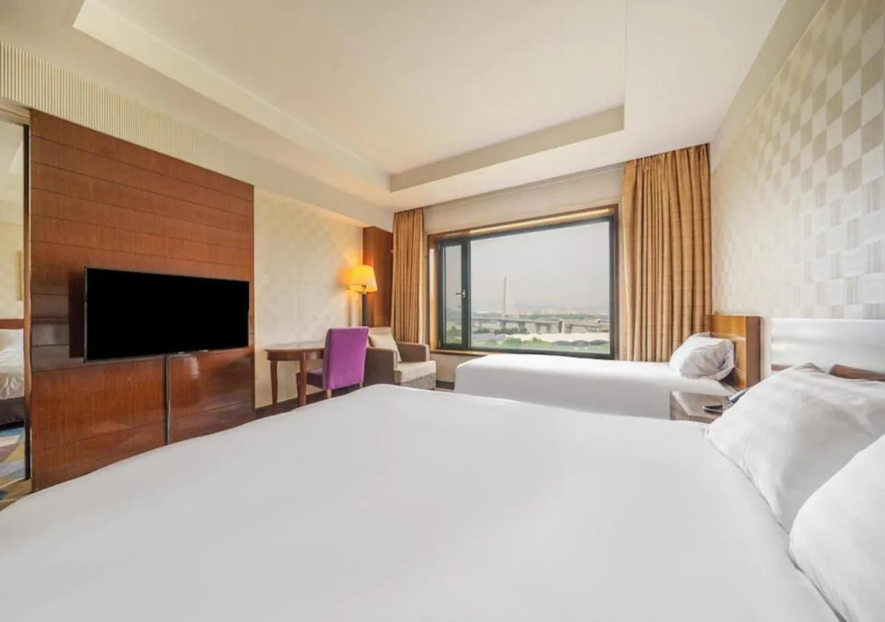 Photo of the whole room, Bed in Niagara Hotel