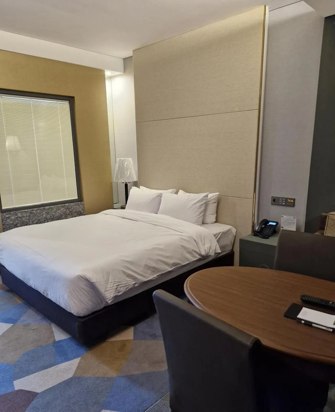 Photo of the whole room, Bed in Niagara Hotel