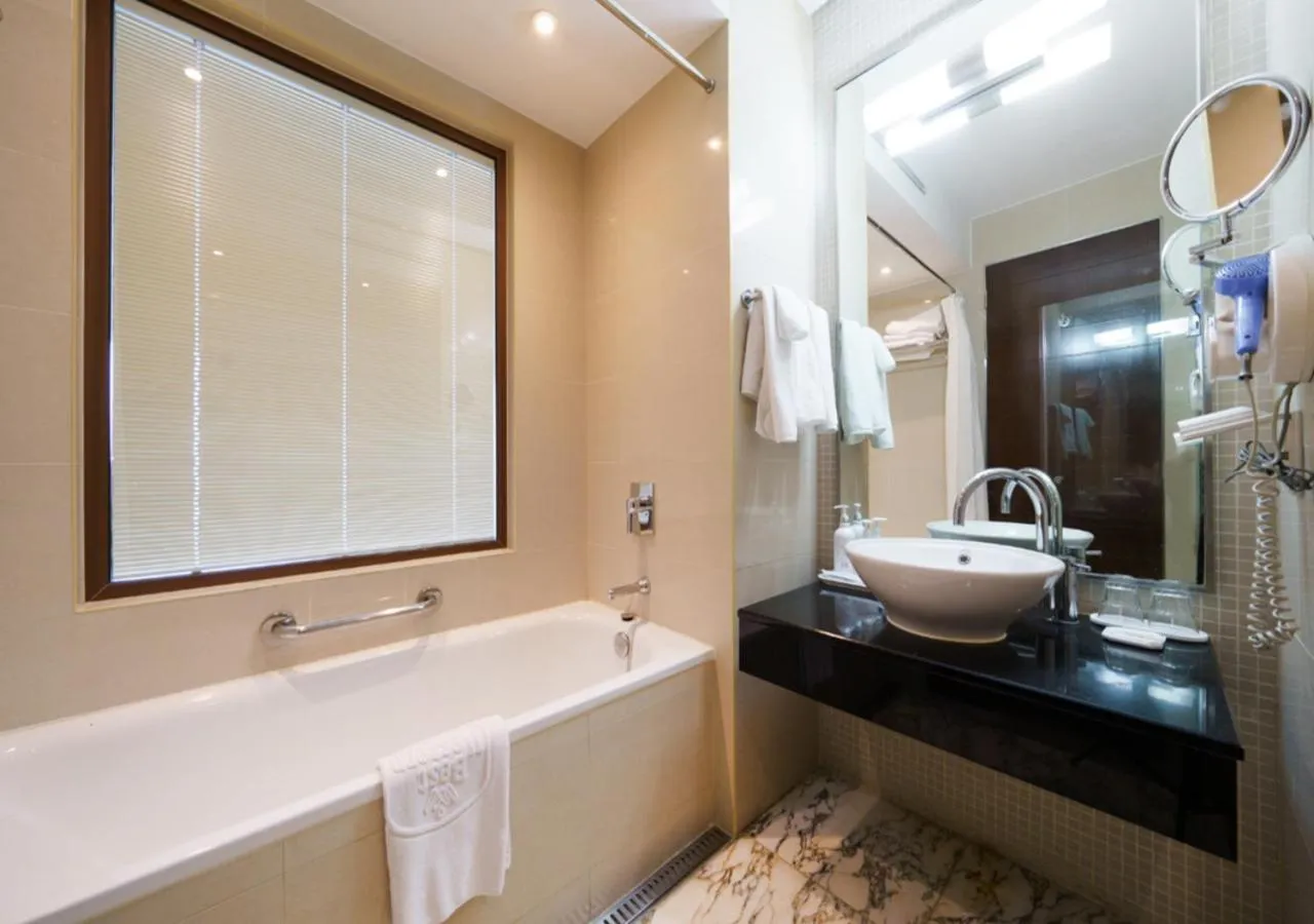 Bathroom in Niagara Hotel