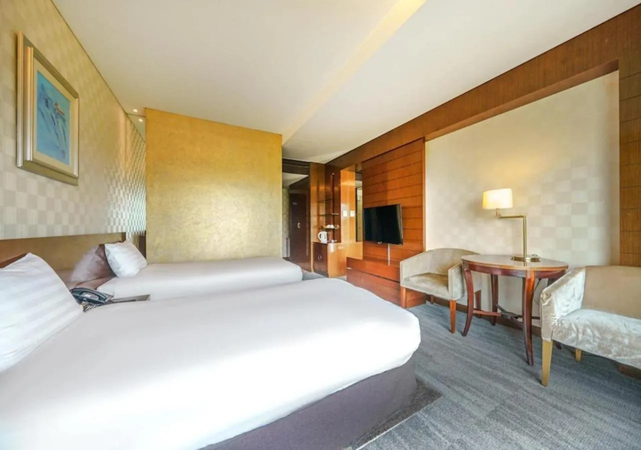 Photo of the whole room, Bed in Niagara Hotel