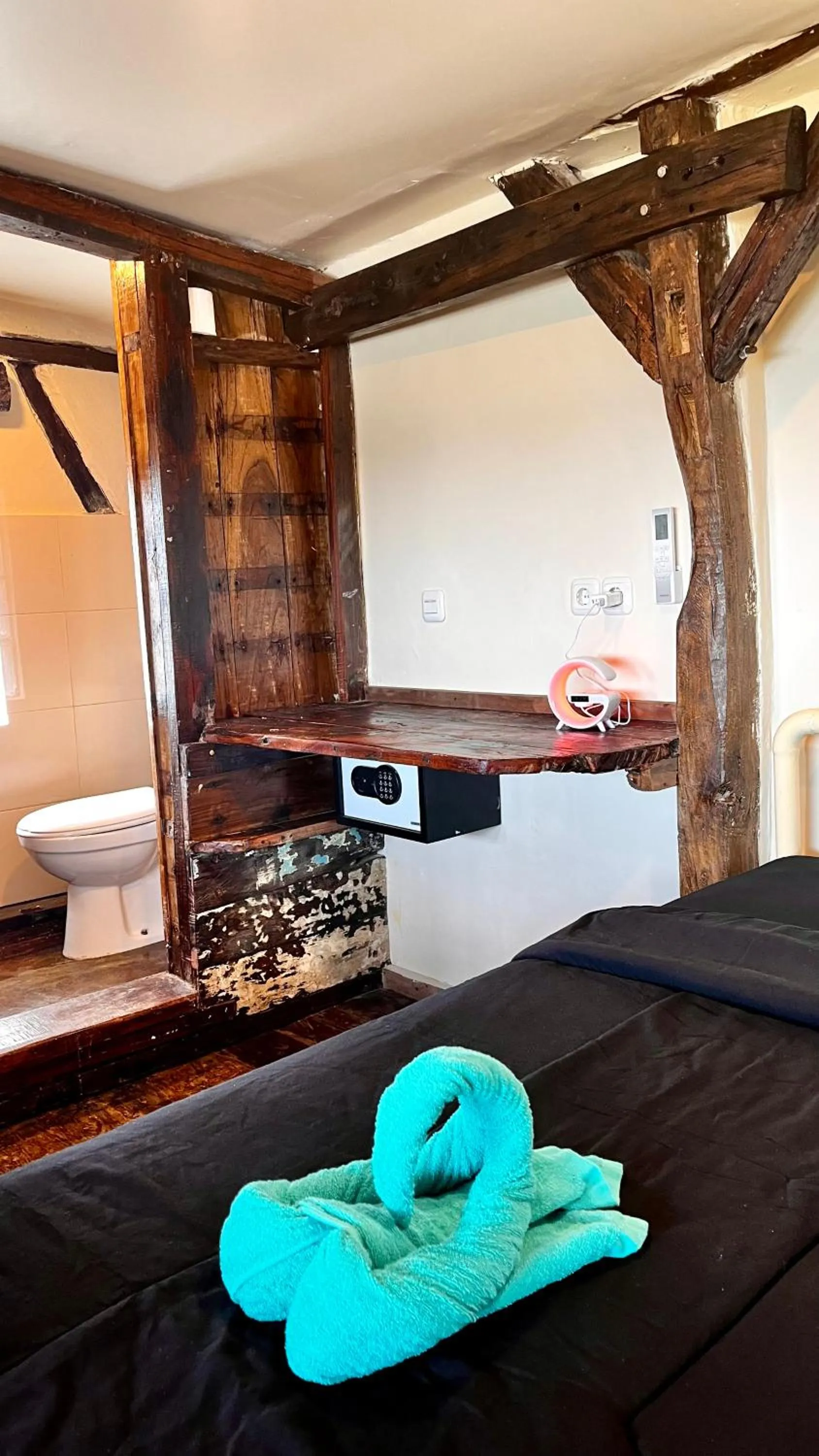 safe, Bed in La Boheme Bajo