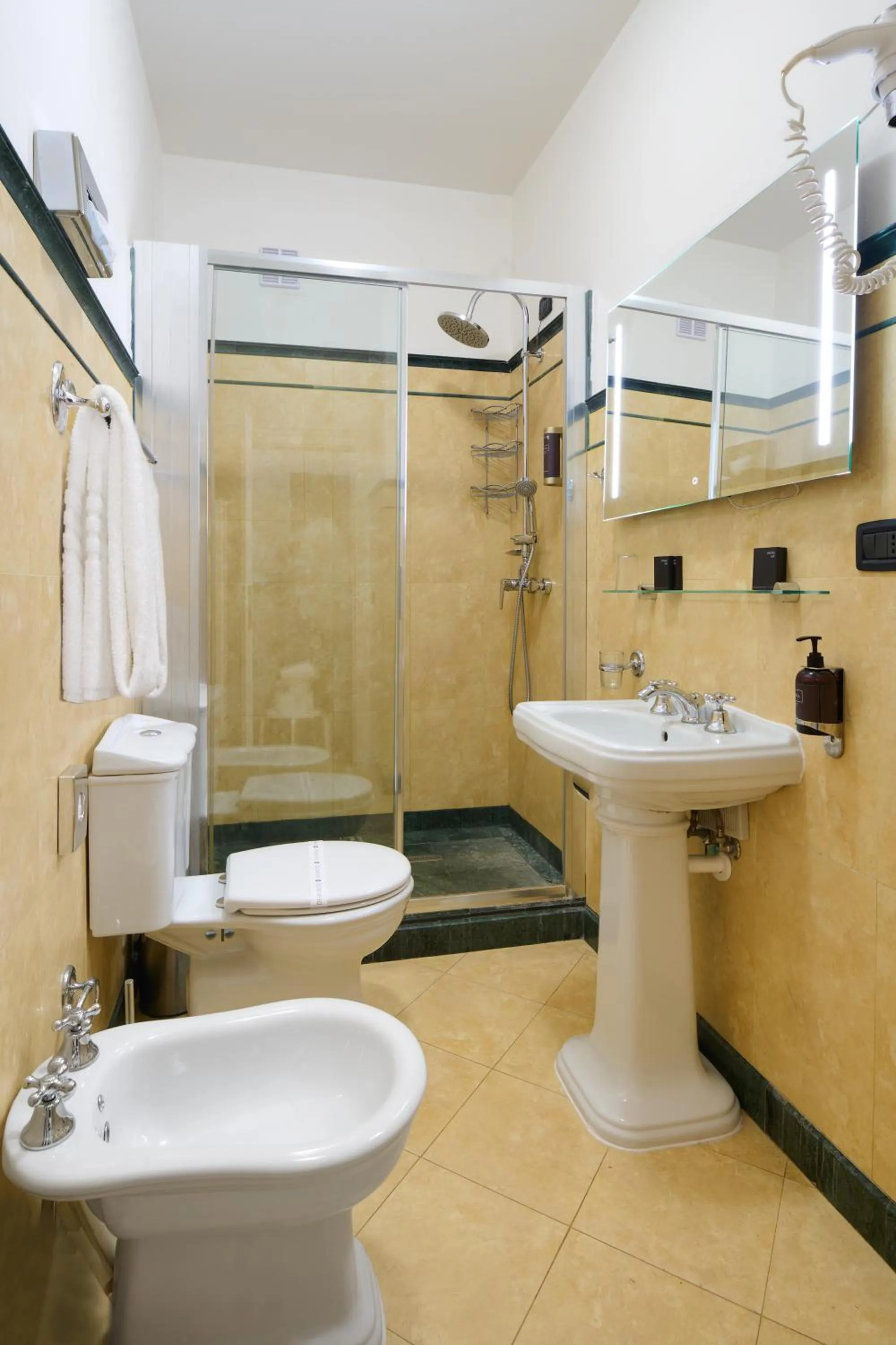 Bathroom in Hotel Leon D´Oro