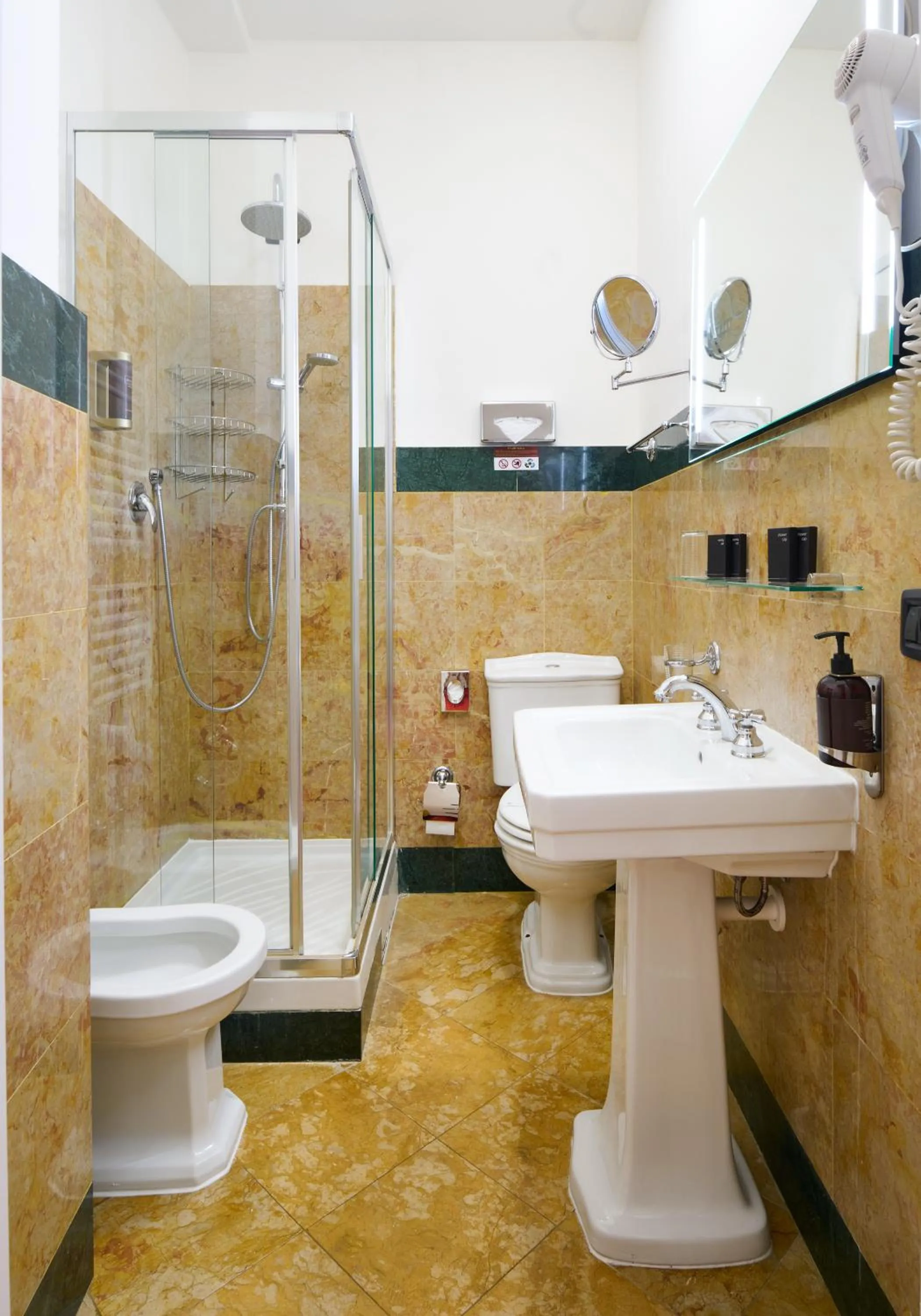 Bathroom in Hotel Leon D´Oro