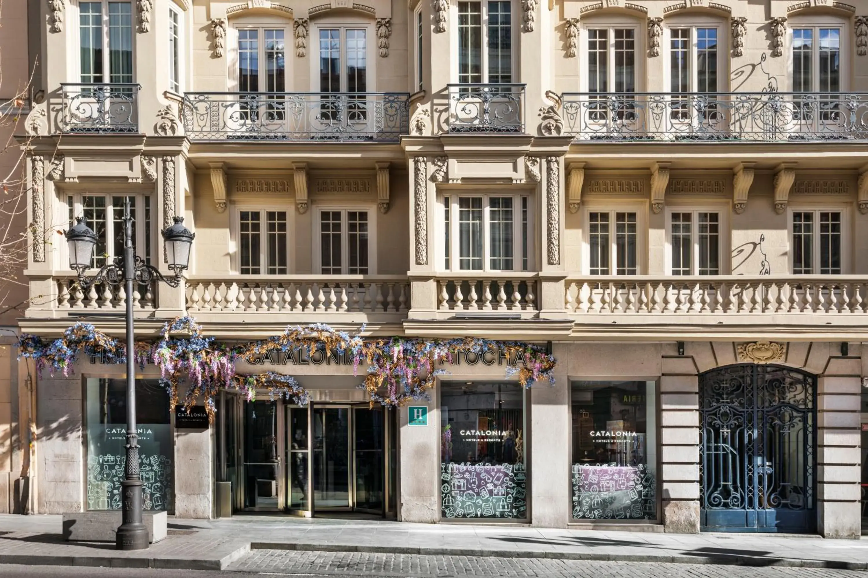 Facade/entrance in Catalonia Atocha Facade/entrance in Catalonia Atocha