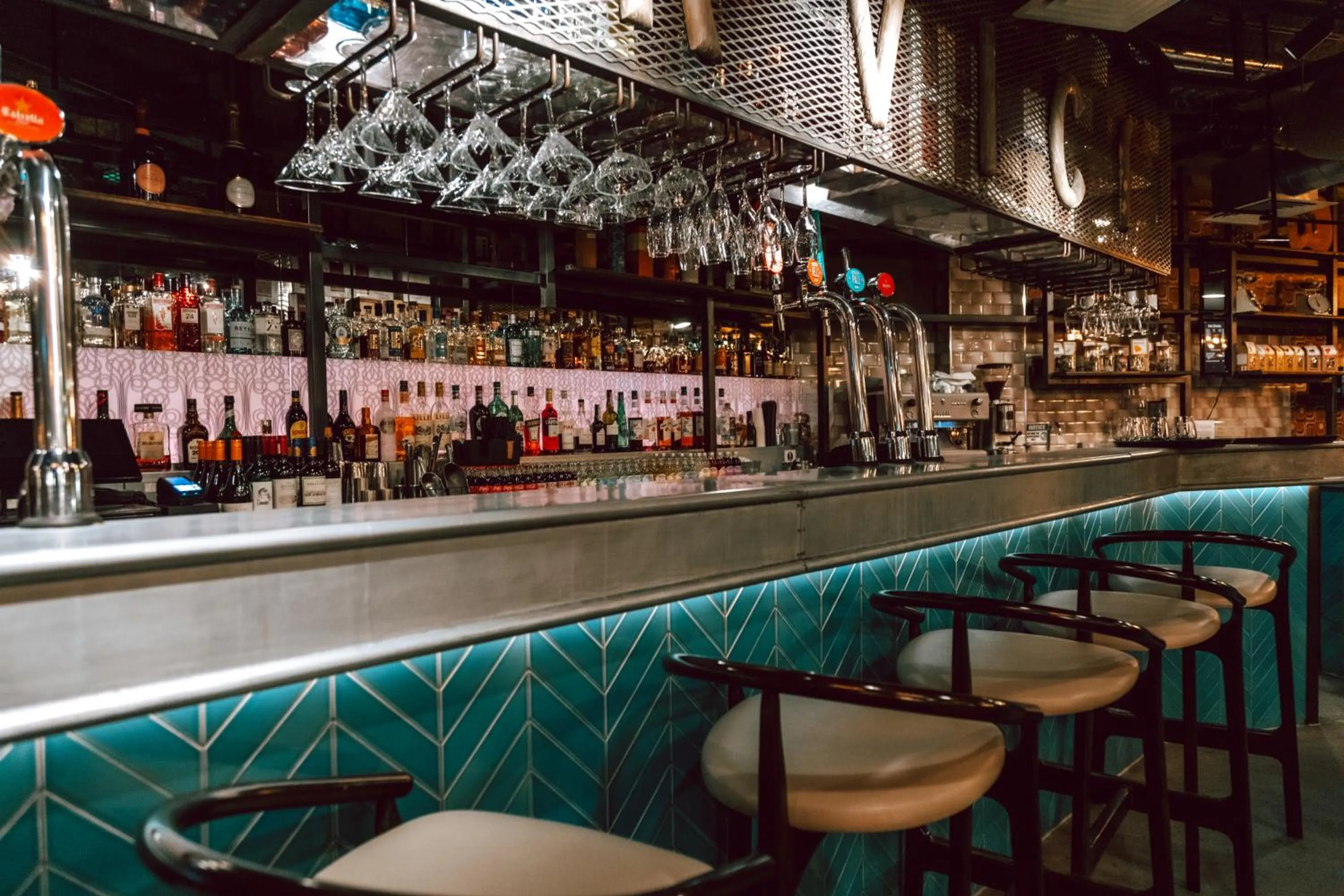 Restaurant/places to eat in New Road Hotel