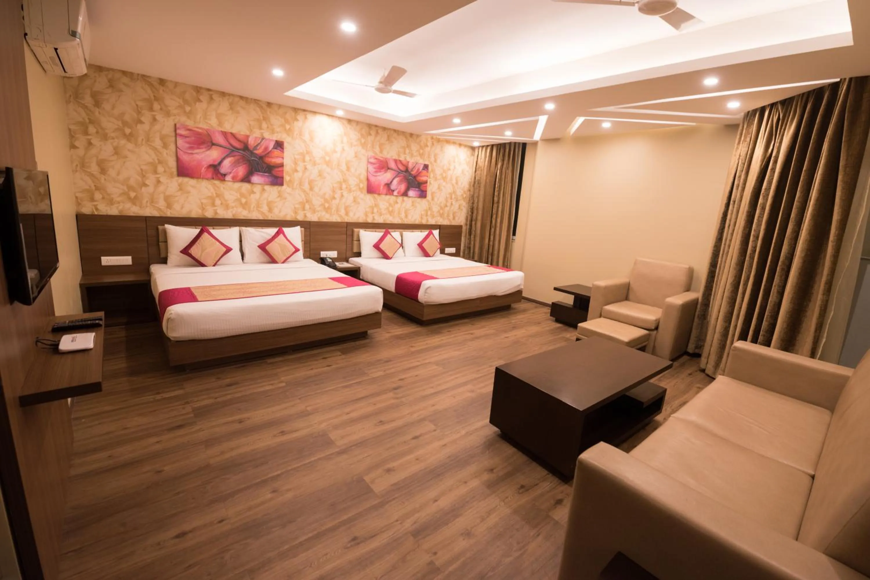 Photo of the whole room, Bed in Le Roi Digha