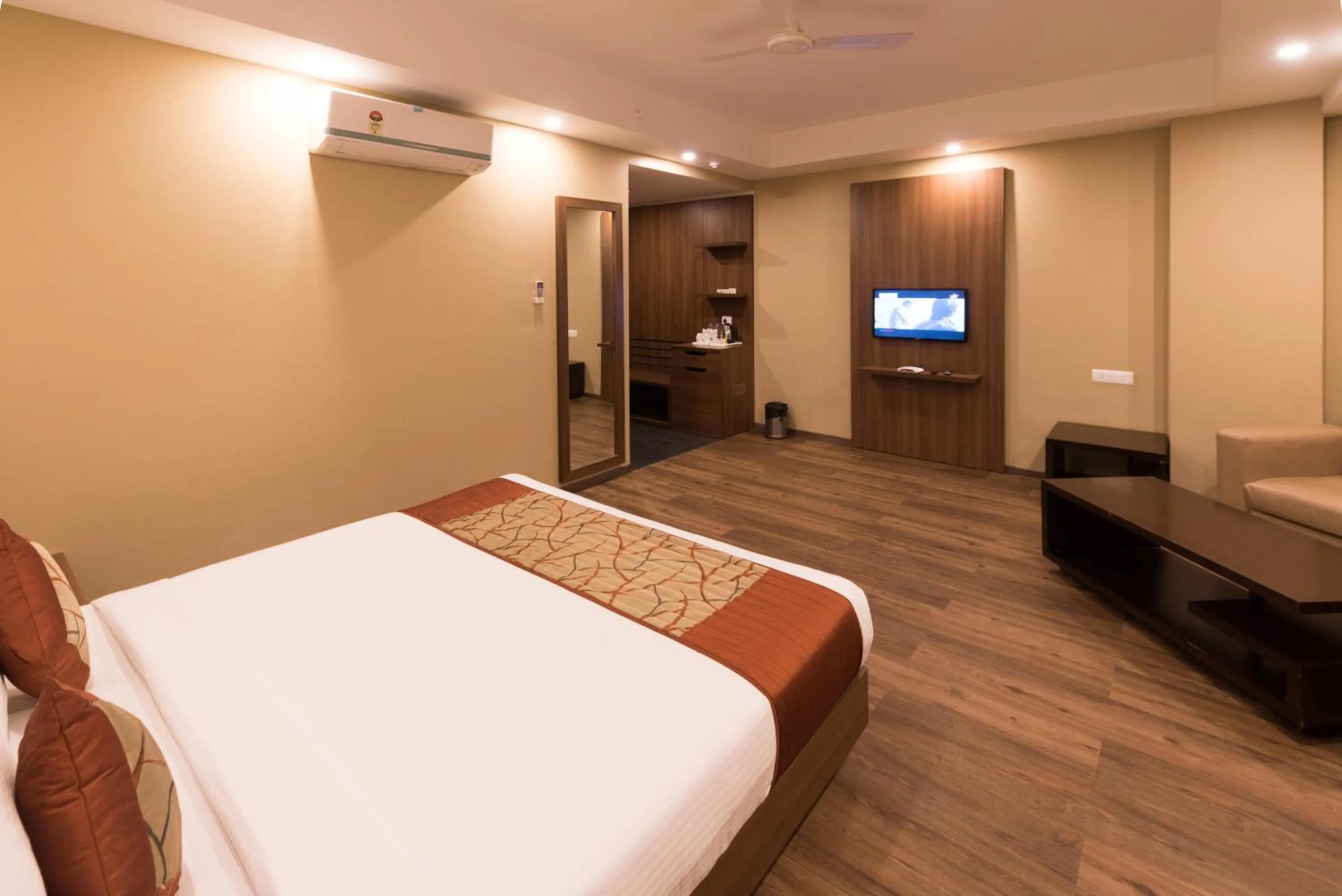 Photo of the whole room, Bed in Le Roi Digha