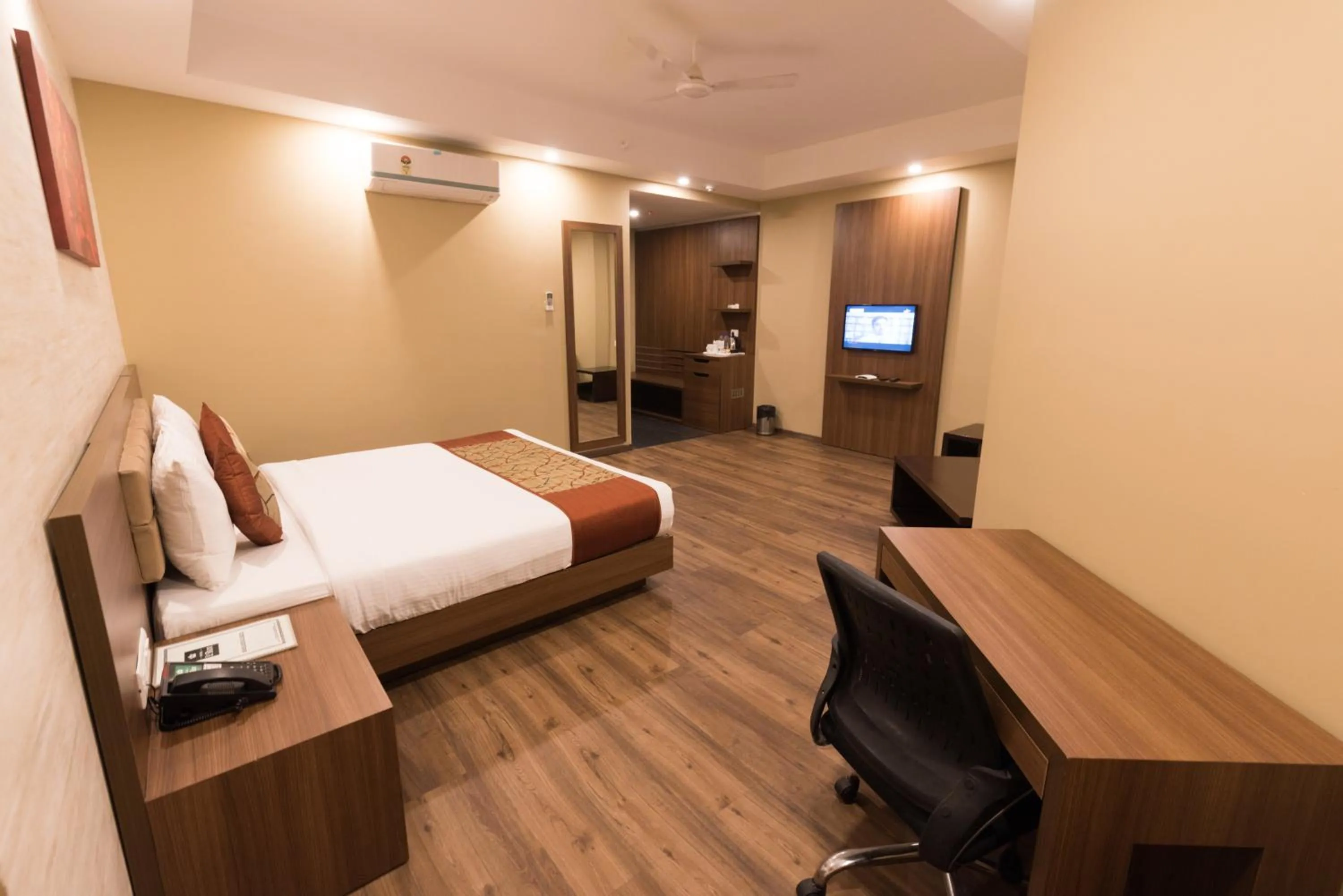 Photo of the whole room, Bed in Le Roi Digha