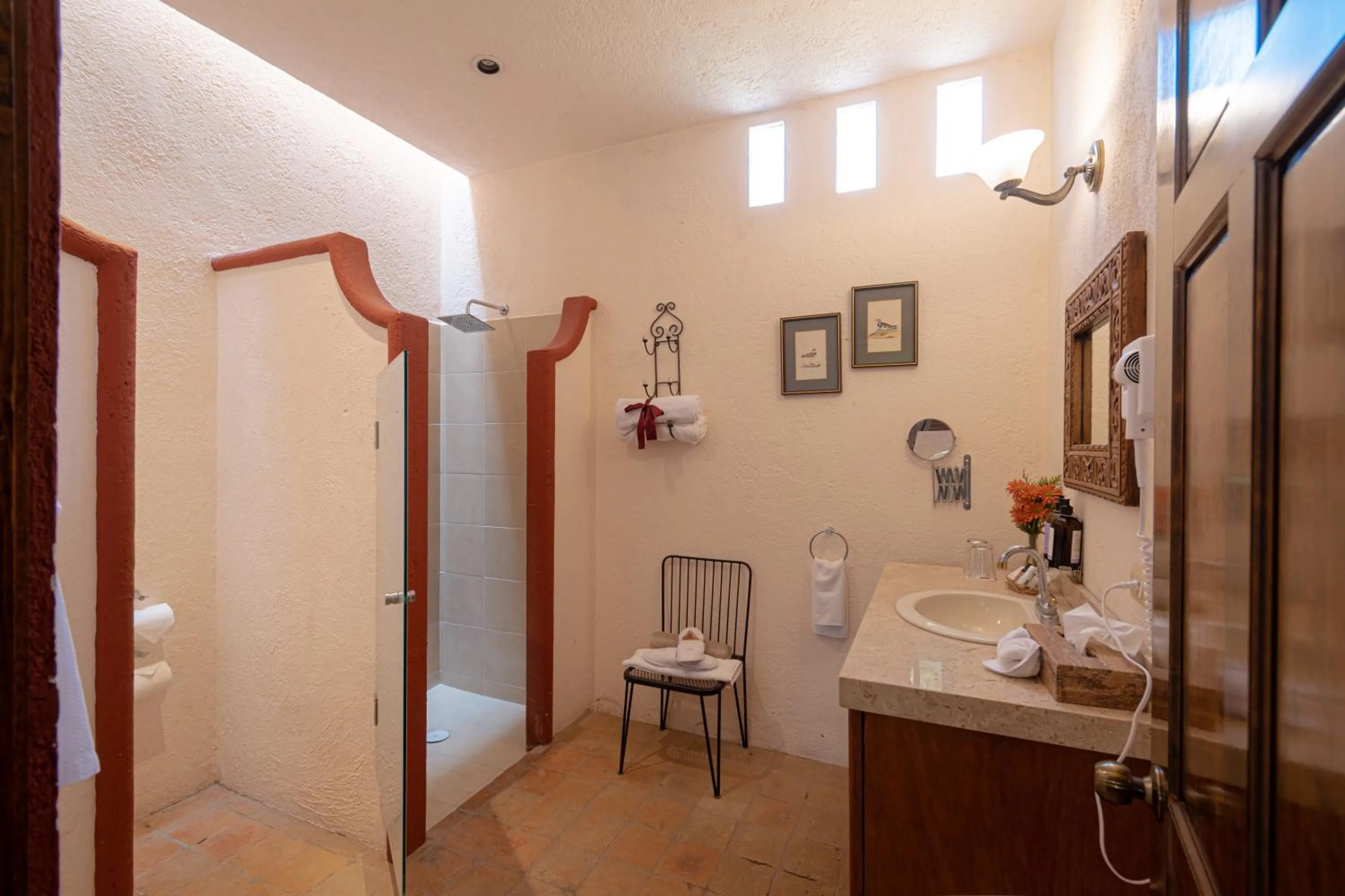 Shower in Hacienda Sepulveda Hotel & Spa