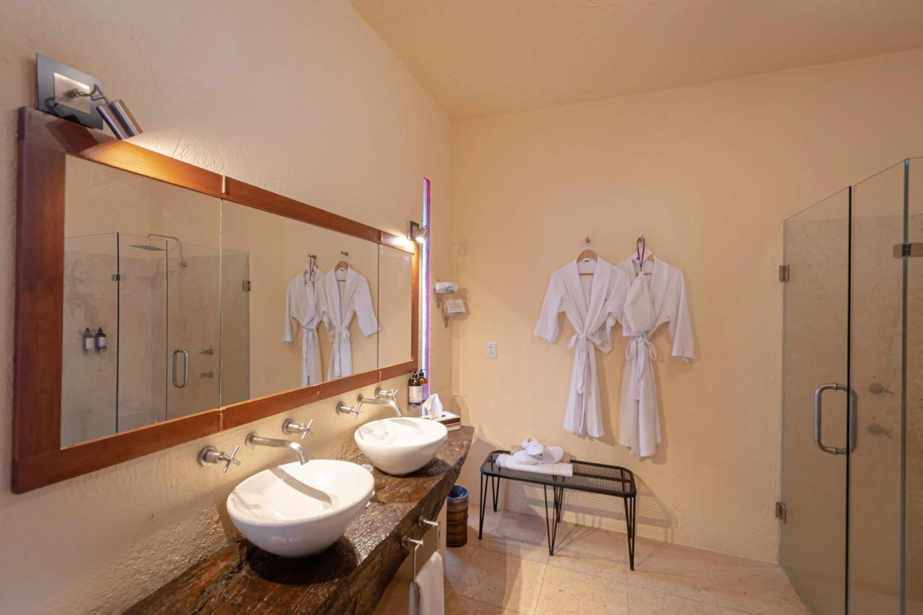 Shower in Hacienda Sepulveda Hotel & Spa