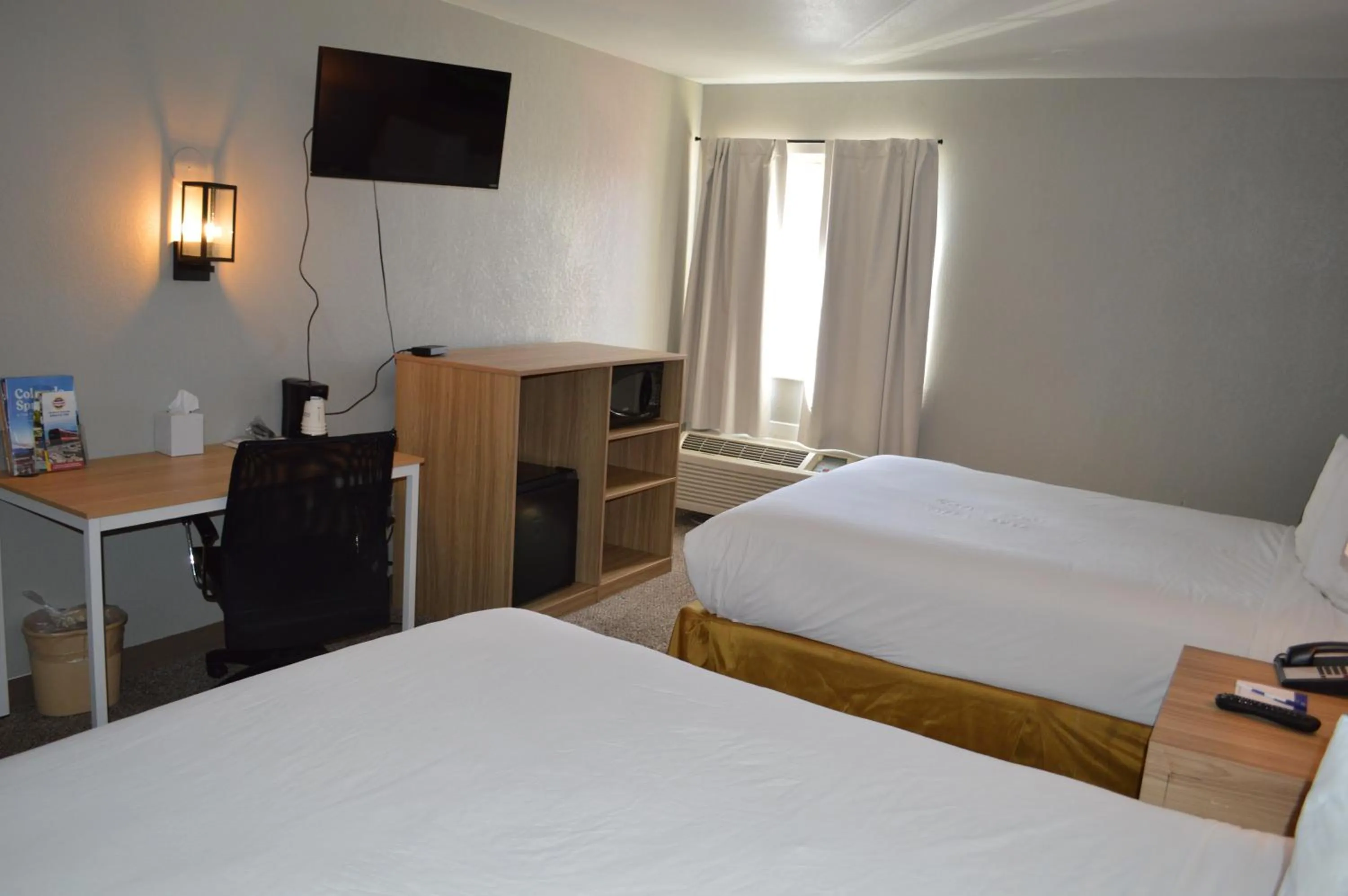 Bed in Travelodge by Wyndham Colorado Springs Airport - Peterson SFB