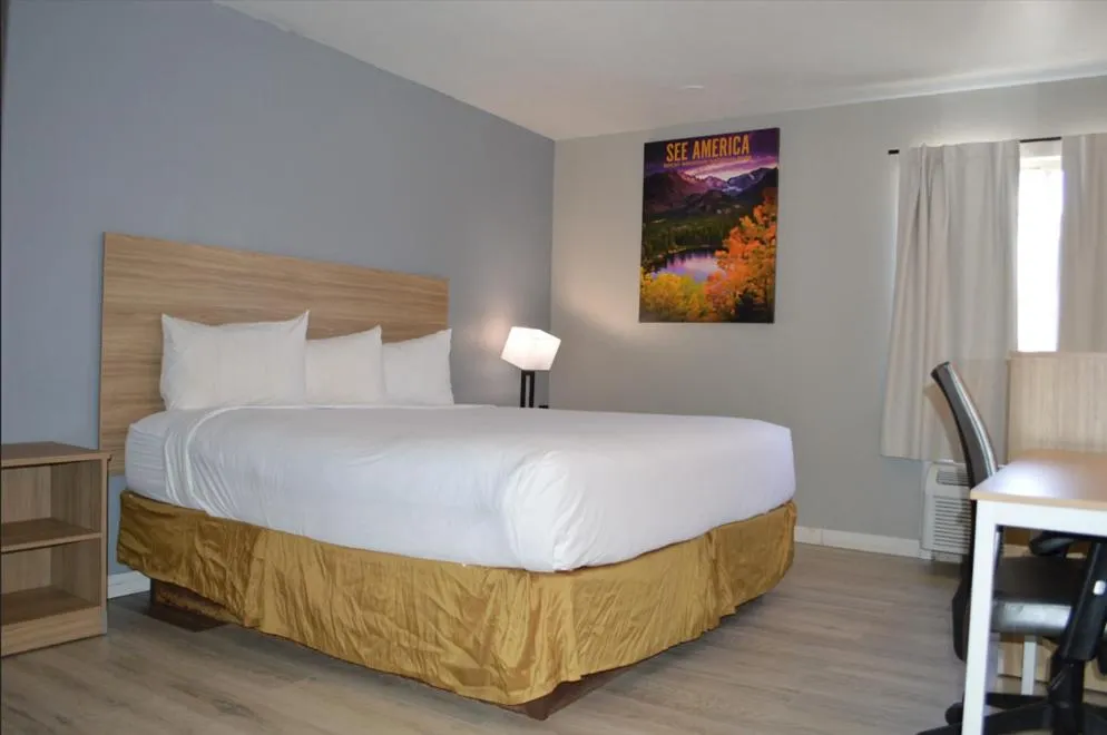 Bed in Travelodge by Wyndham Colorado Springs Airport - Peterson SFB