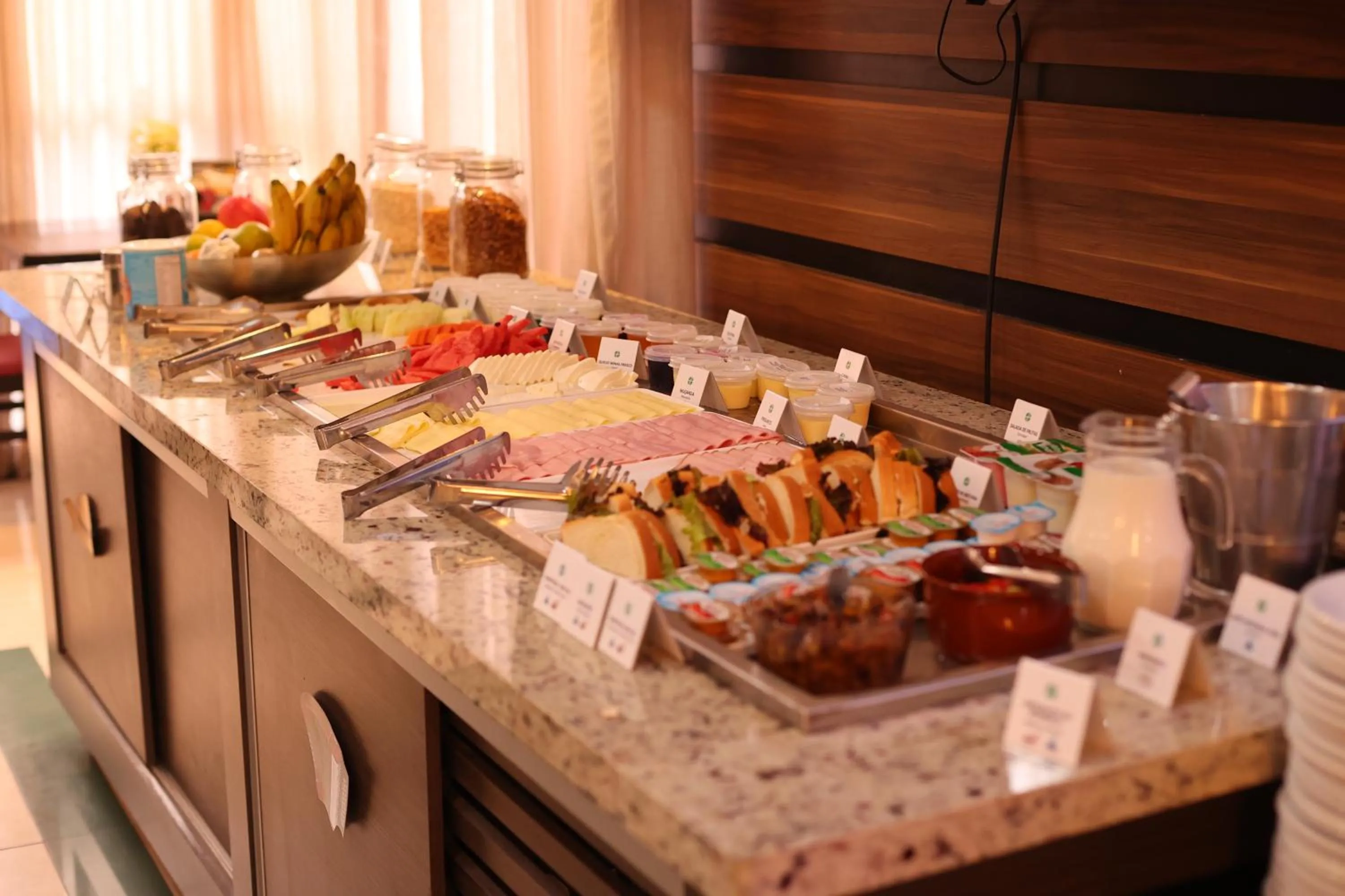 Breakfast in Hotel Golden Park Uberlandia By Nacional Inn