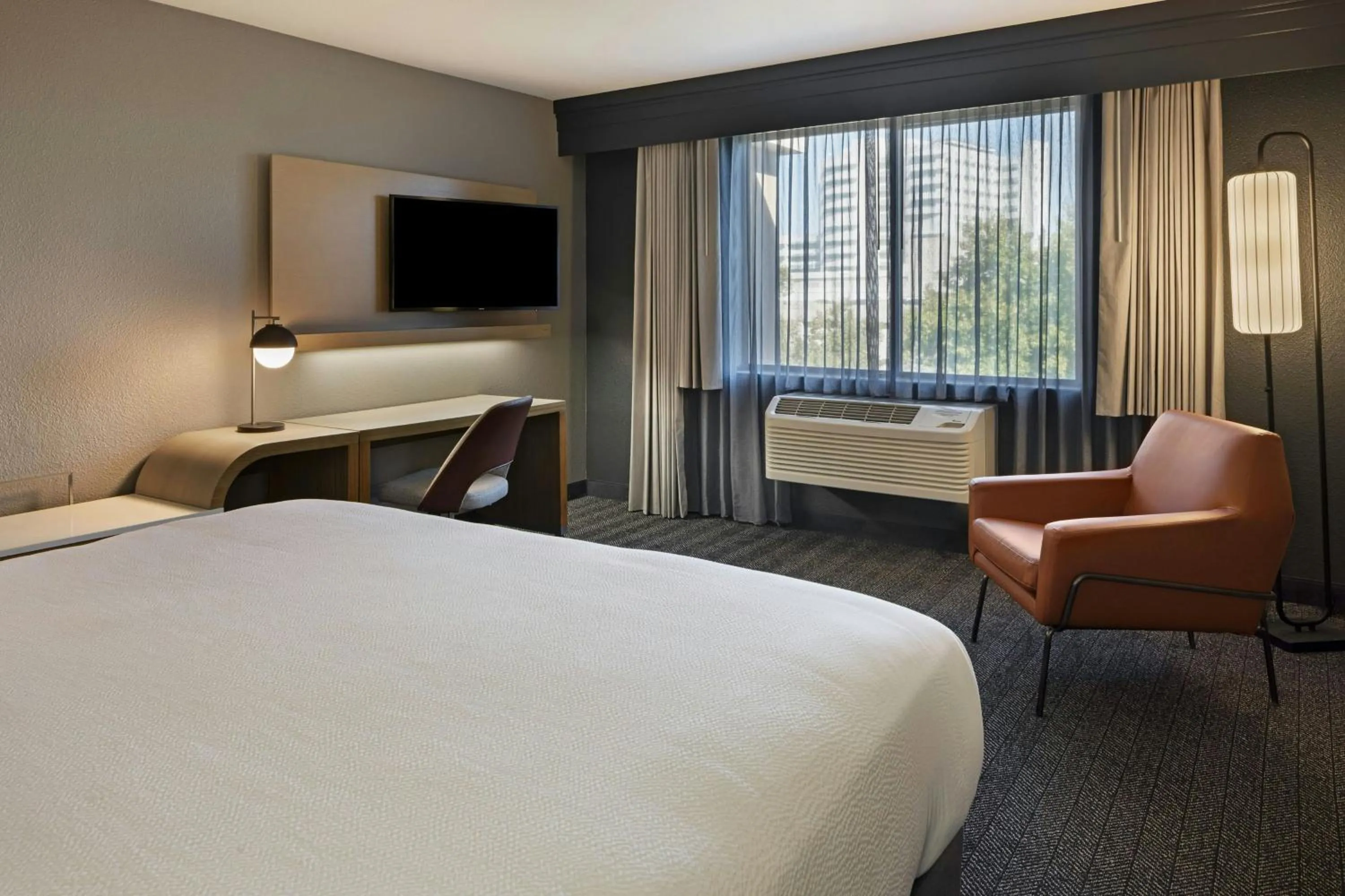 Photo of the whole room, Bed in Courtyard by Marriott Sacramento Midtown