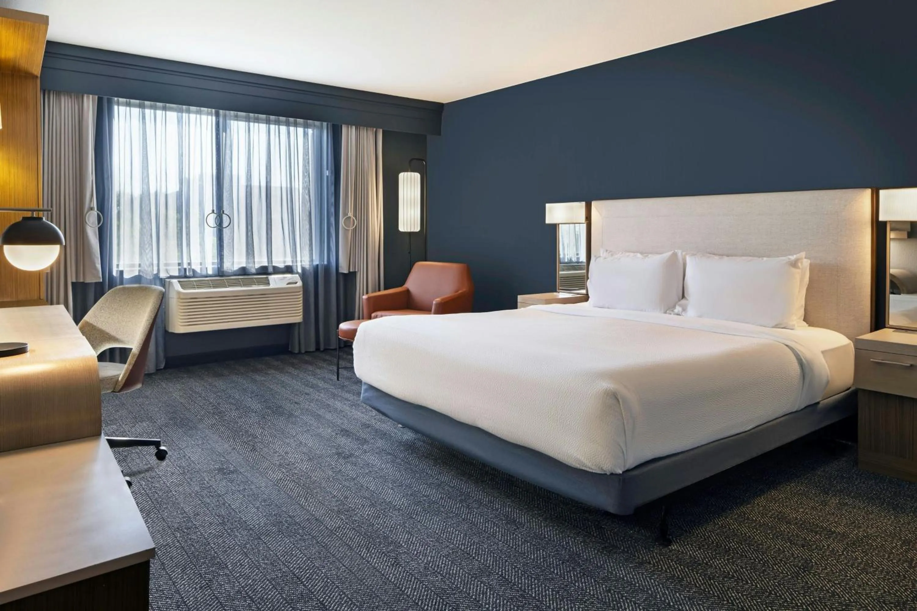 Photo of the whole room, Bed in Courtyard by Marriott Sacramento Midtown
