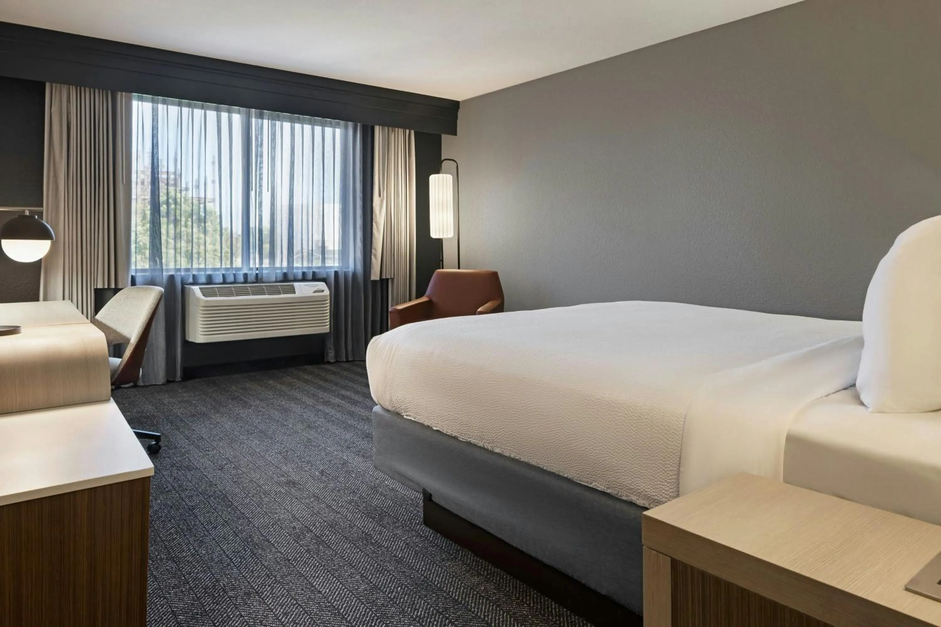 Photo of the whole room, Bed in Courtyard by Marriott Sacramento Midtown