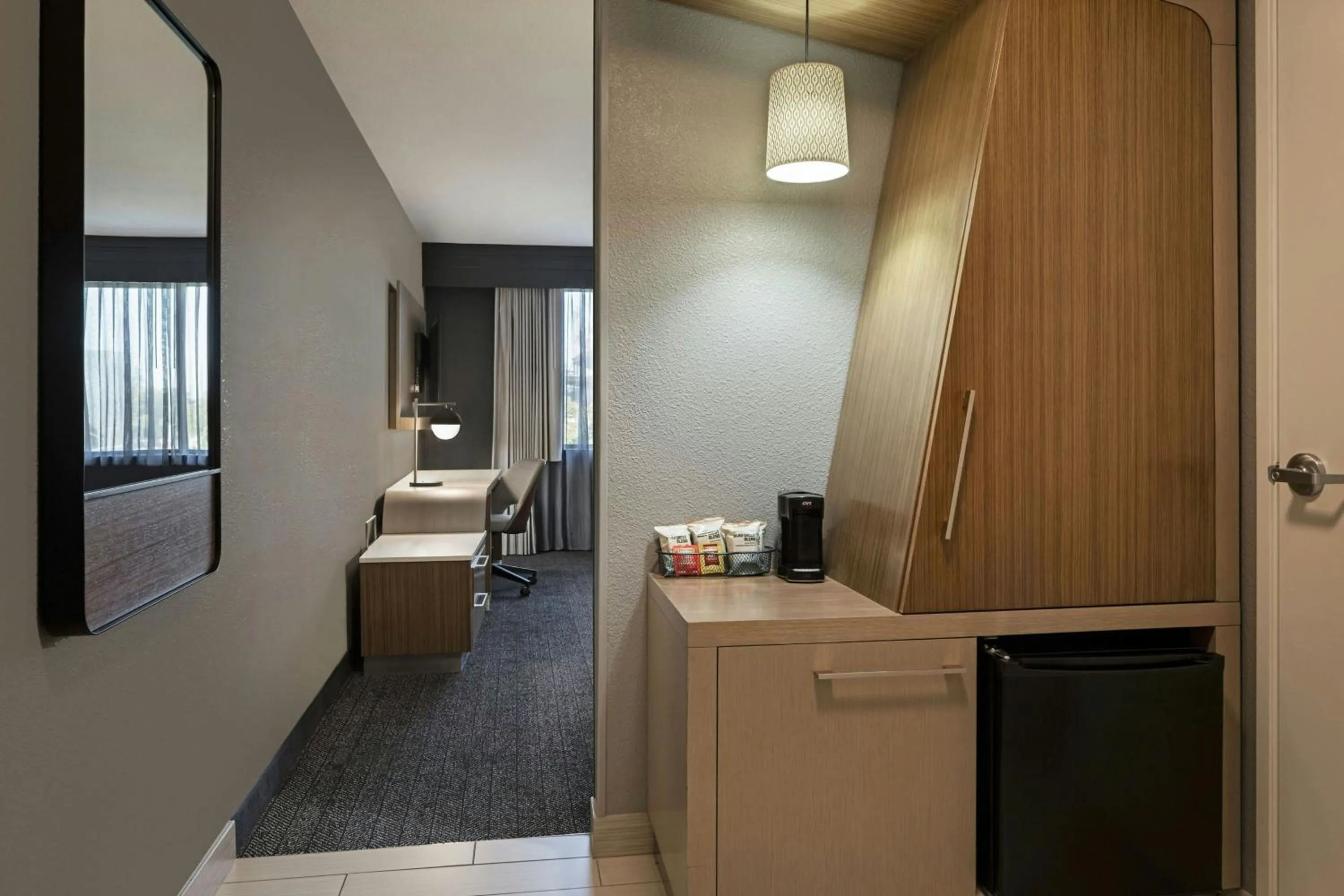 Photo of the whole room, Bed in Courtyard by Marriott Sacramento Midtown