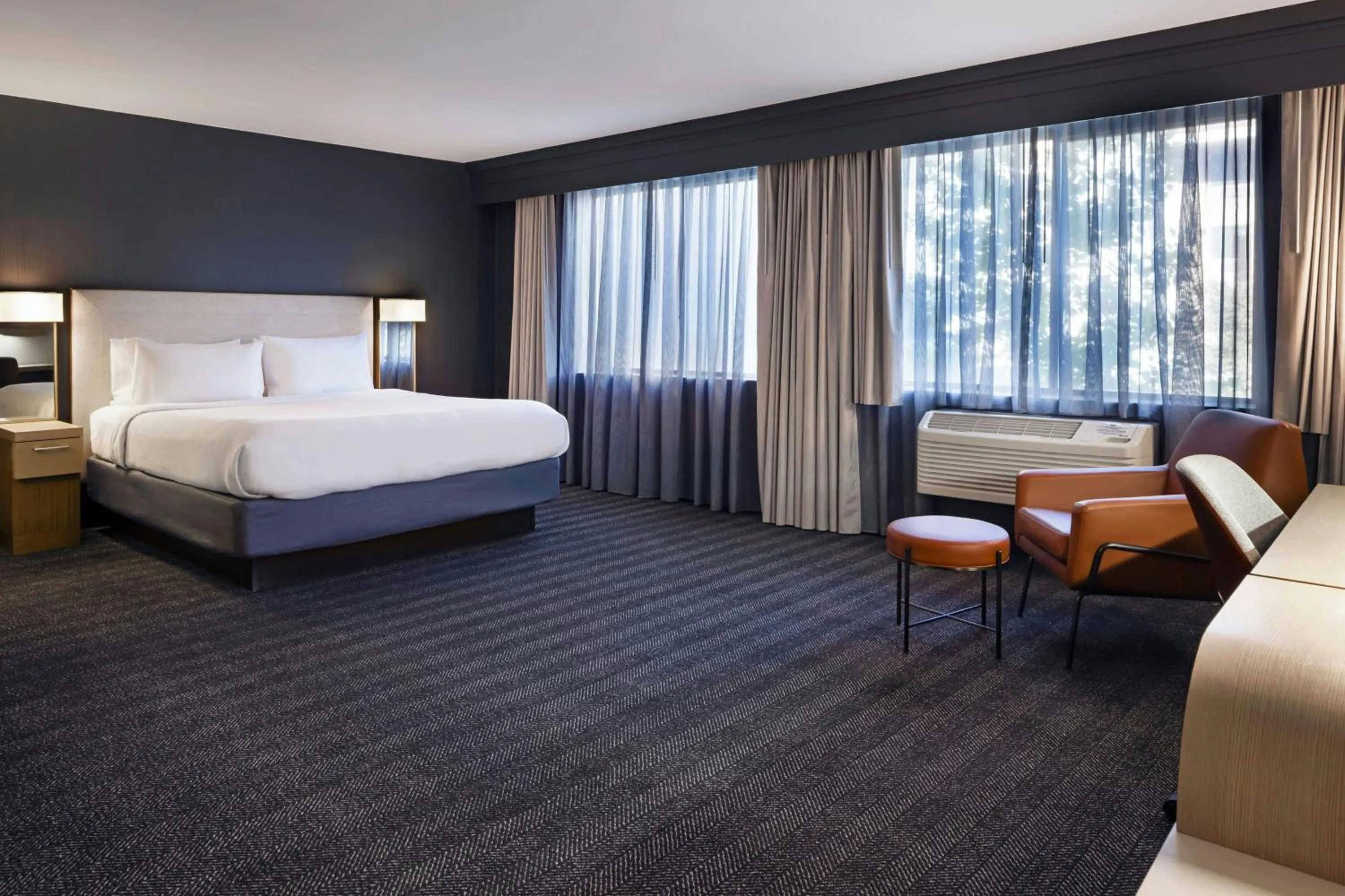 Photo of the whole room, Bed in Courtyard by Marriott Sacramento Midtown