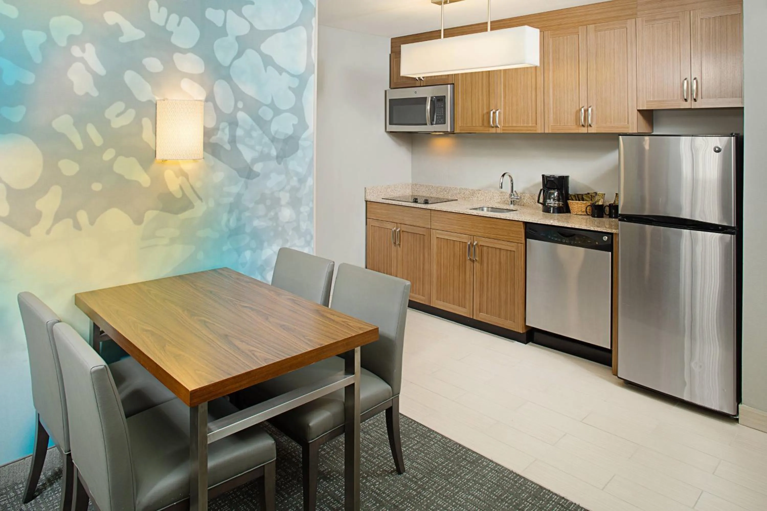 Kitchen or kitchenette in Courtyard by Marriott Sacramento Midtown