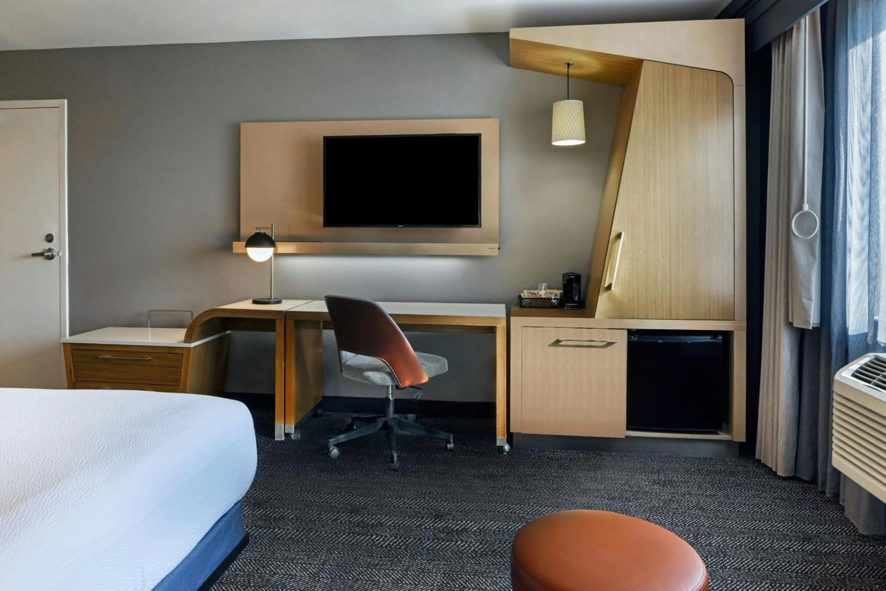 Photo of the whole room, Bed in Courtyard by Marriott Sacramento Midtown