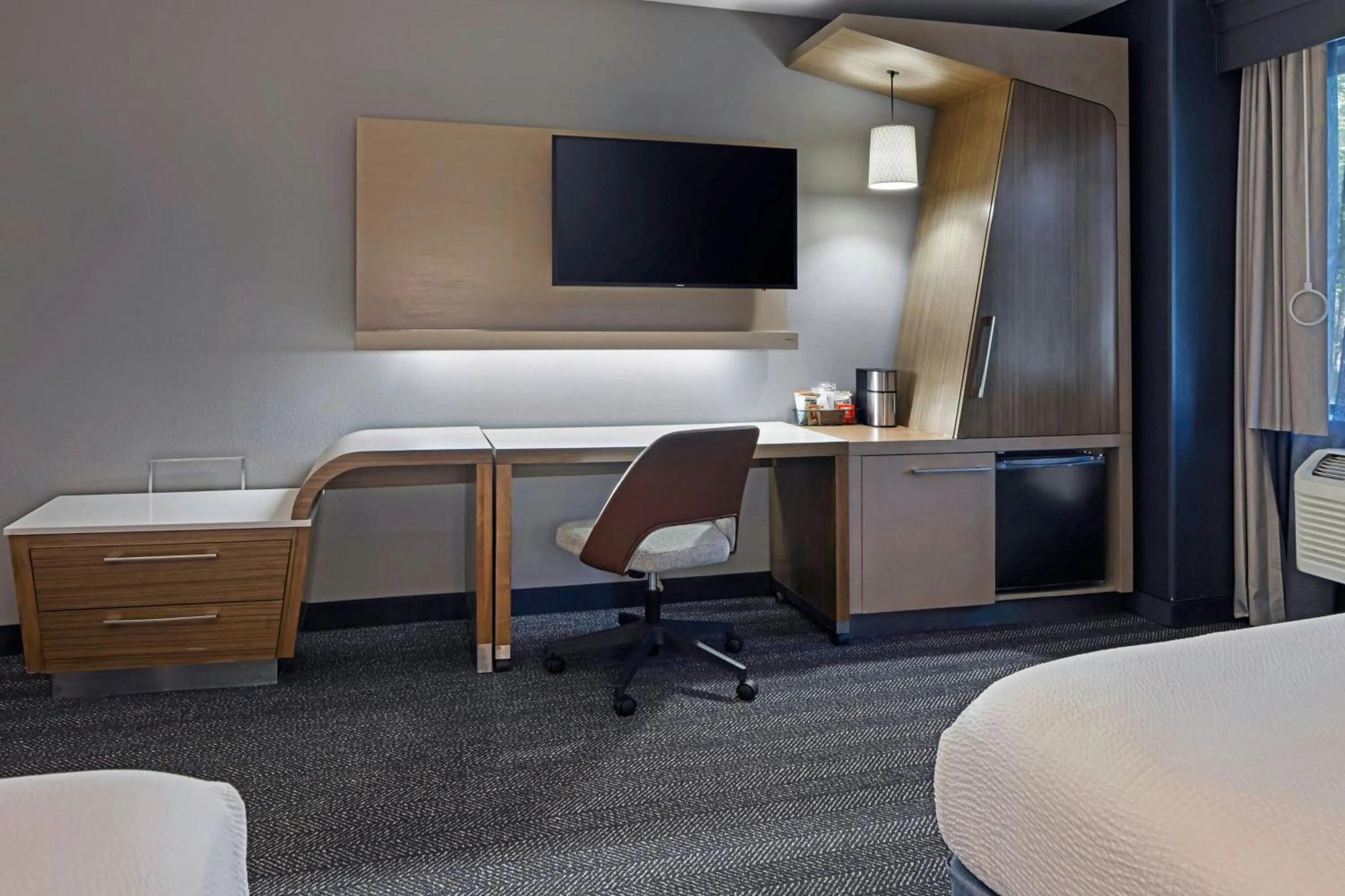 Photo of the whole room, Bed in Courtyard by Marriott Sacramento Midtown