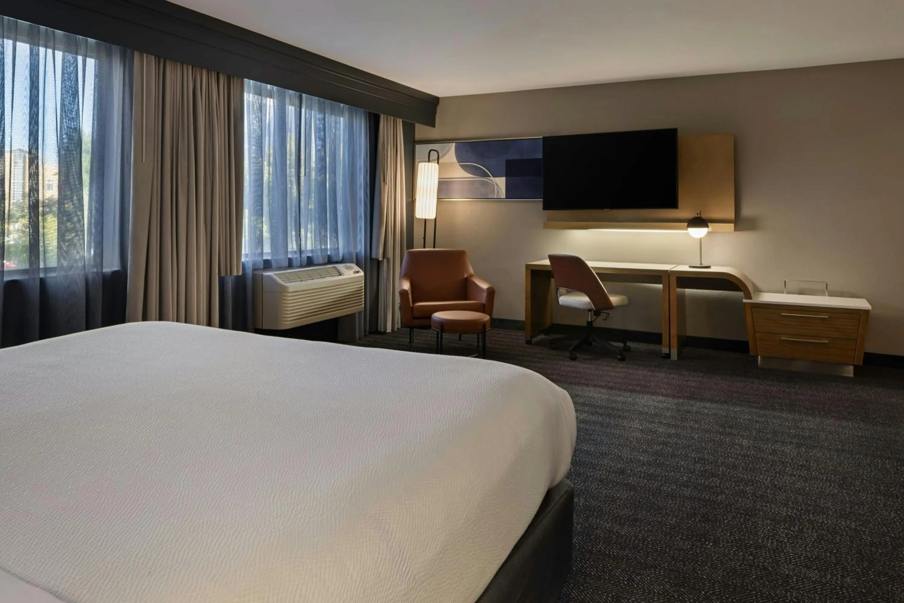 Photo of the whole room, Bed in Courtyard by Marriott Sacramento Midtown