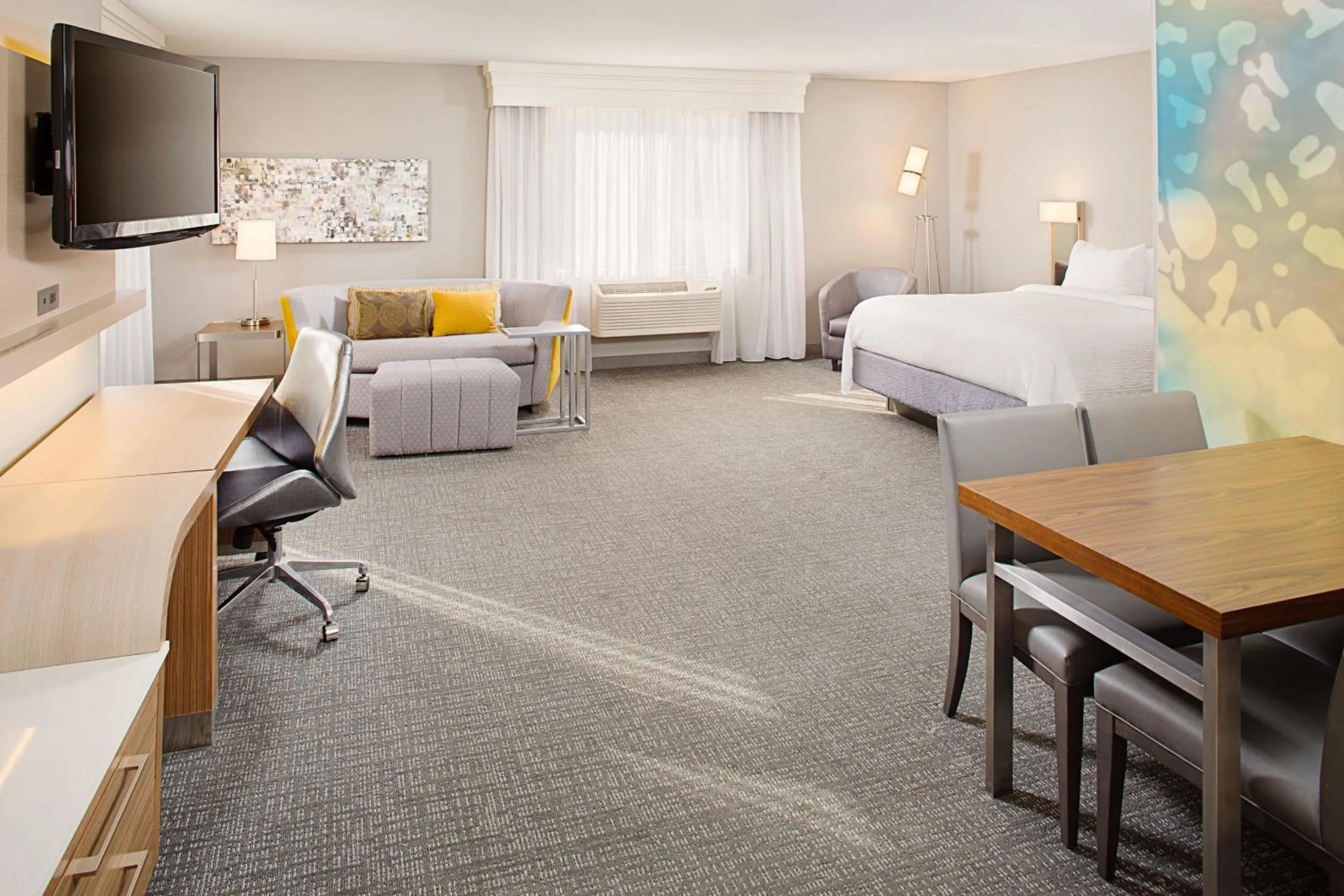Photo of the whole room, Bed in Courtyard by Marriott Sacramento Midtown