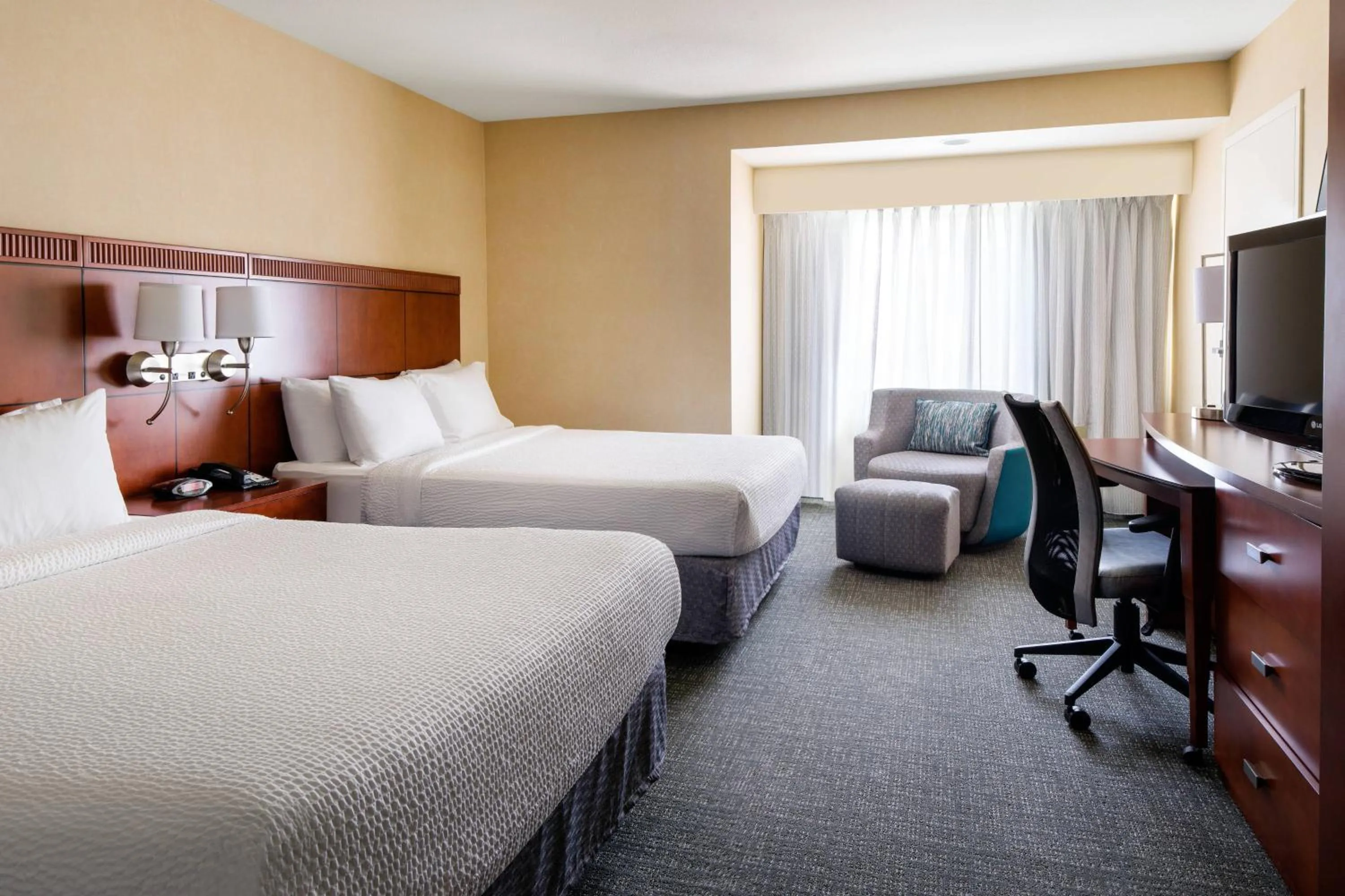 Photo of the whole room, Bed in Courtyard by Marriott Sacramento Cal Expo