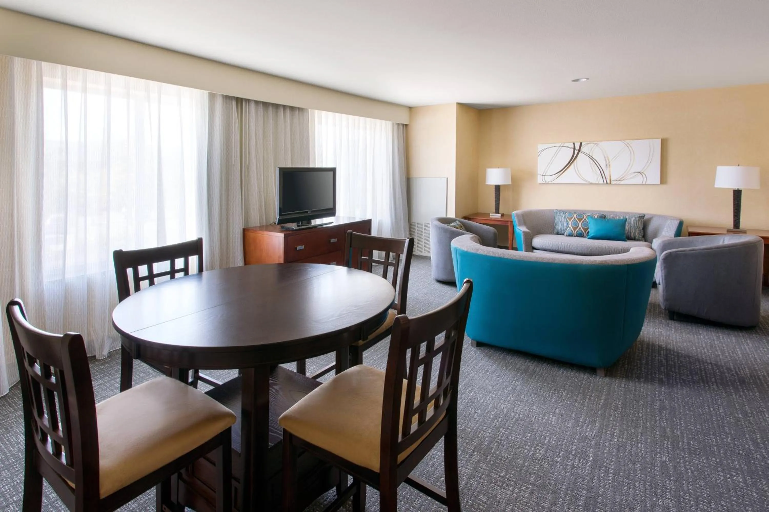 Living room in Courtyard by Marriott Sacramento Cal Expo