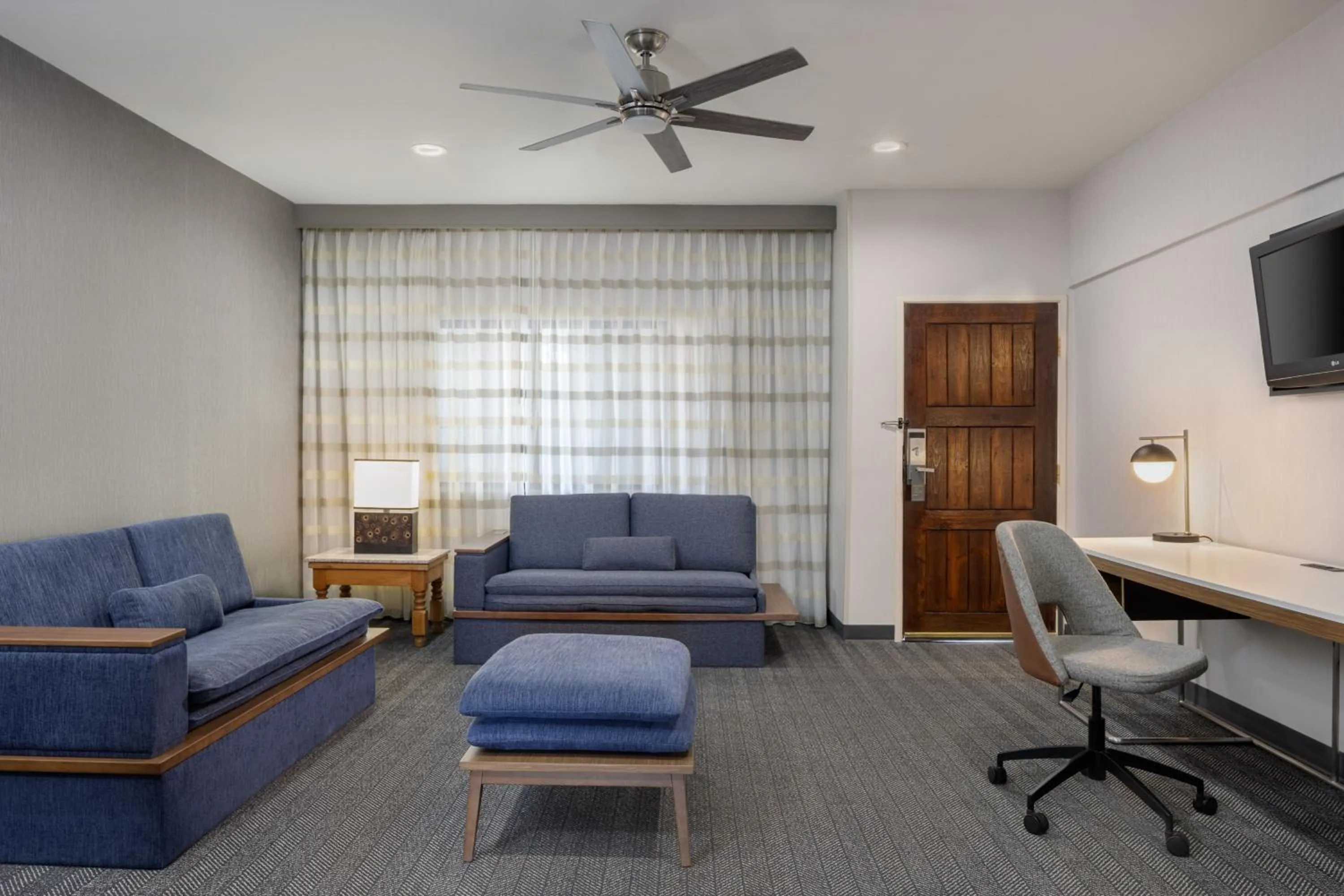 Photo of the whole room in Courtyard Santa Fe