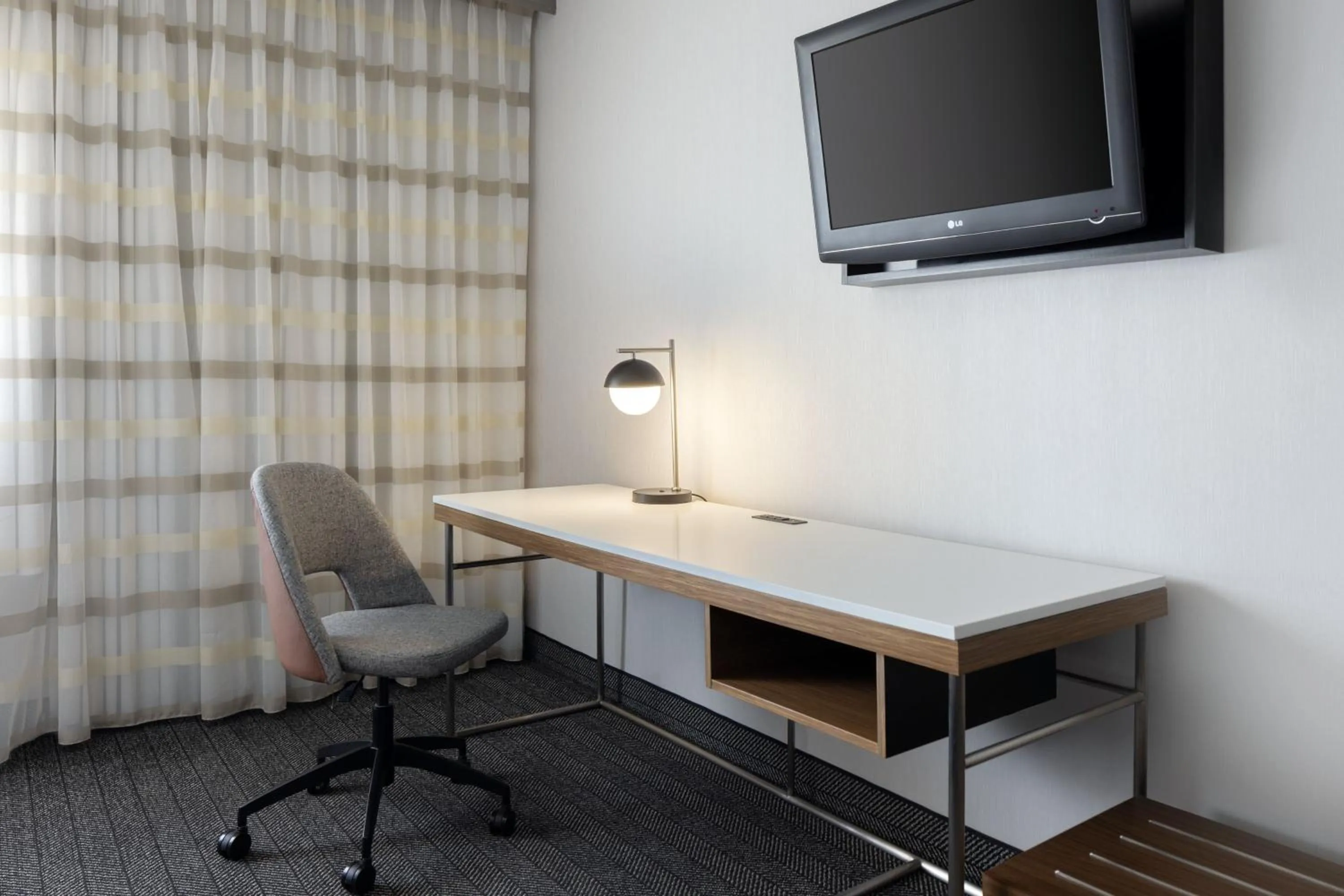 Photo of the whole room in Courtyard Santa Fe