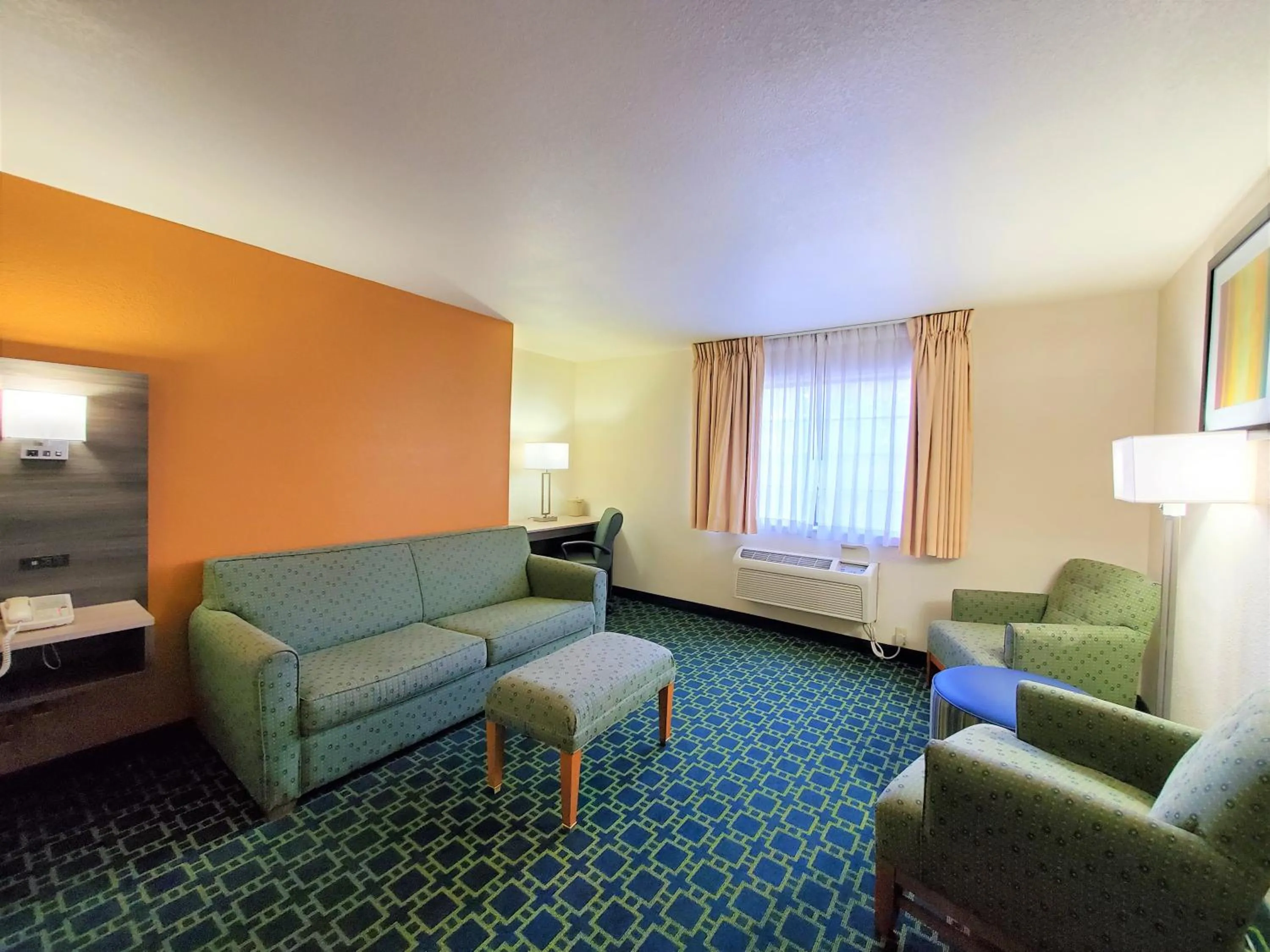 Seating area in Baymont by Wyndham Santa Fe