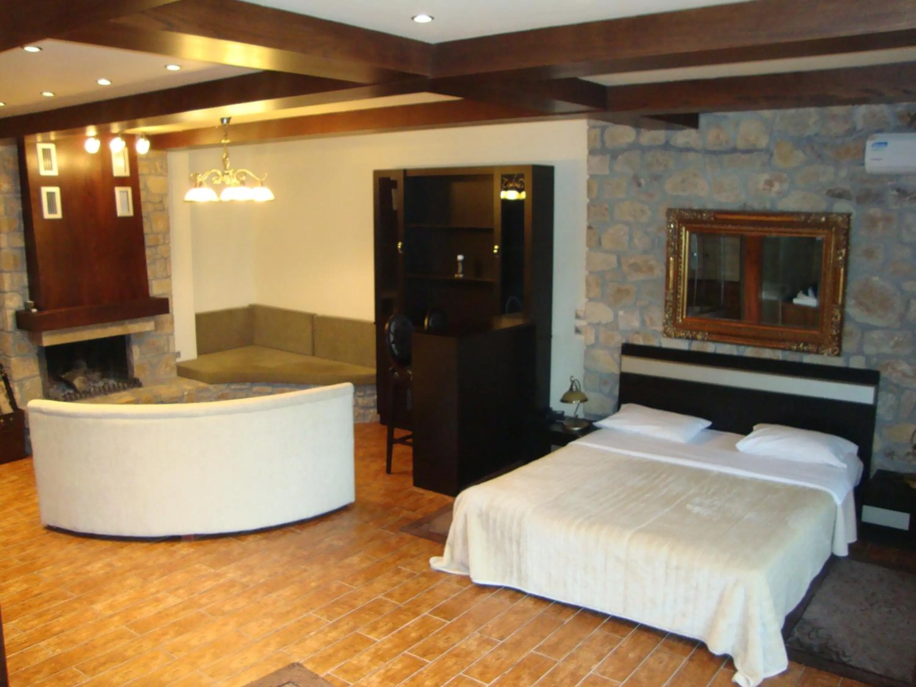 Photo of the whole room, Bed in Nymfes Hotel