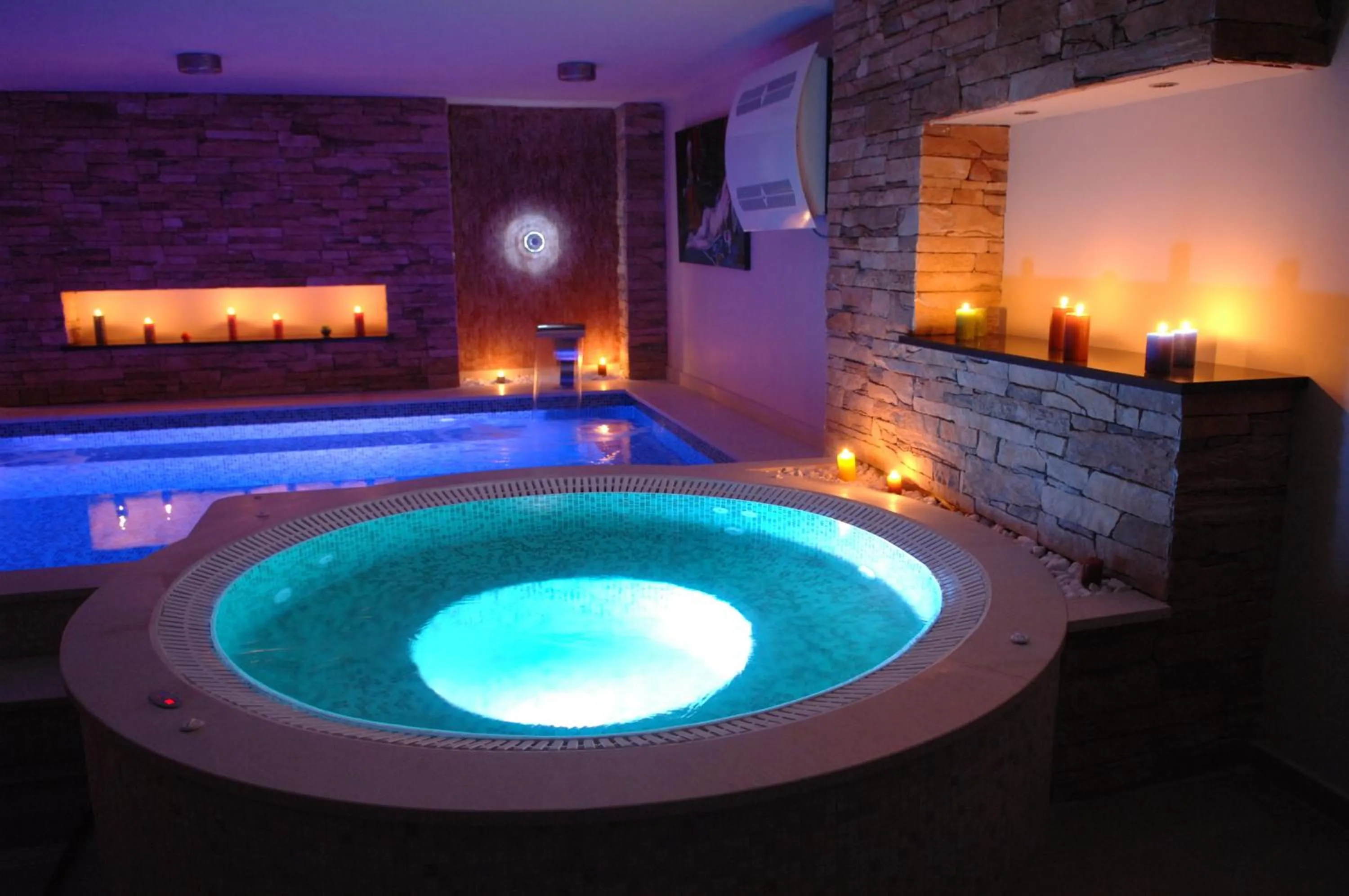 Hot Tub in Nymfes Hotel