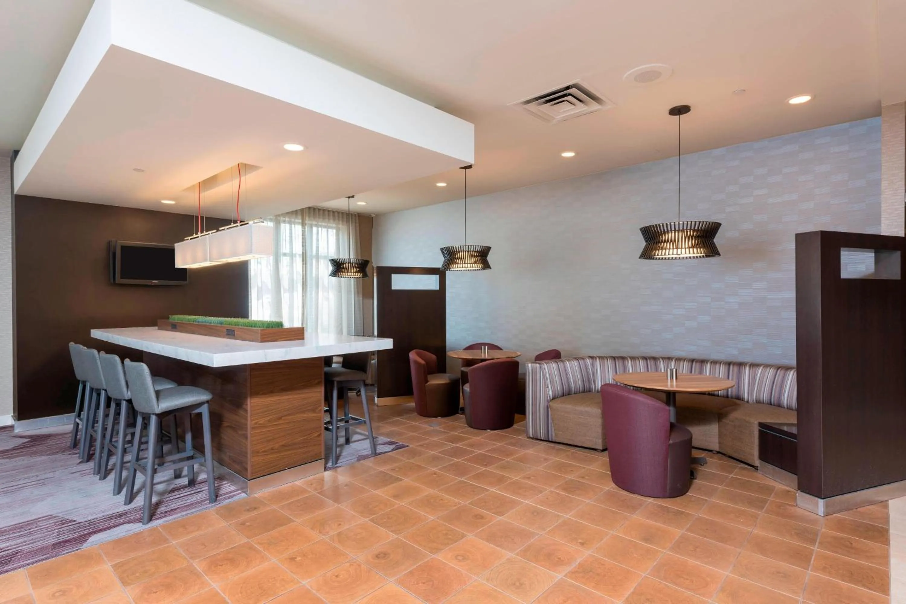 Breakfast in Courtyard Louisville Downtown