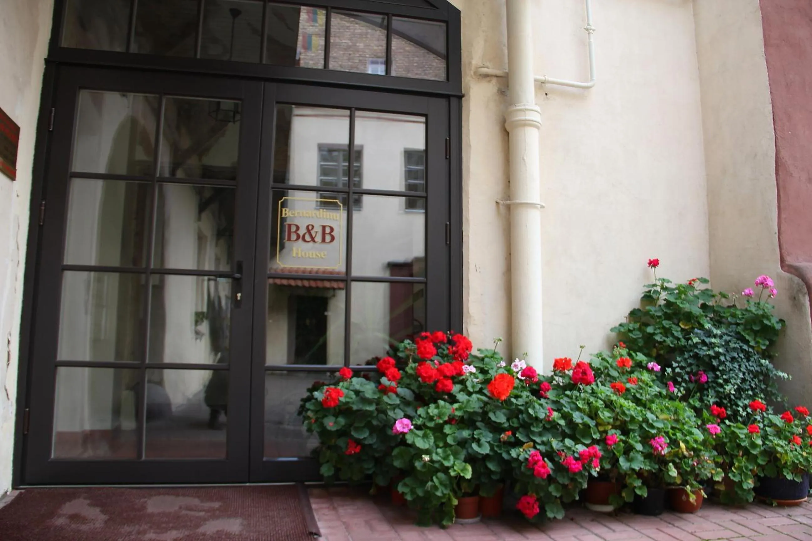Facade/entrance in Bernardinu B&B House