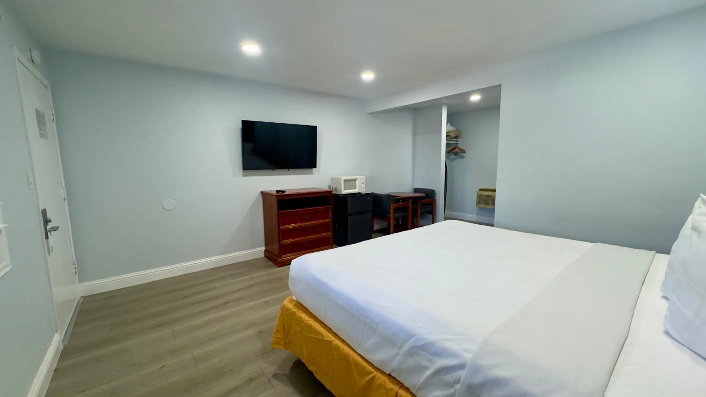 Photo of the whole room, Bed in Pelican Inn