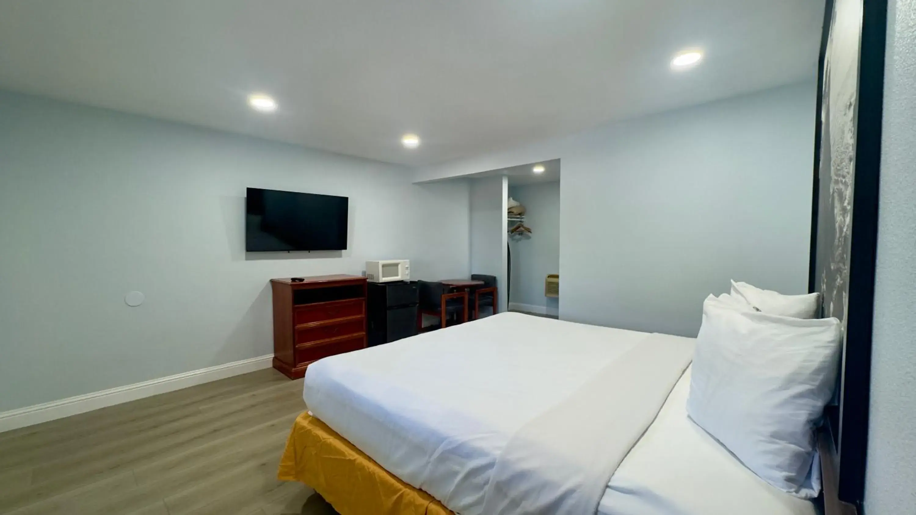 Photo of the whole room, Bed in Pelican Inn Photo of the whole room, Bed in Pelican Inn