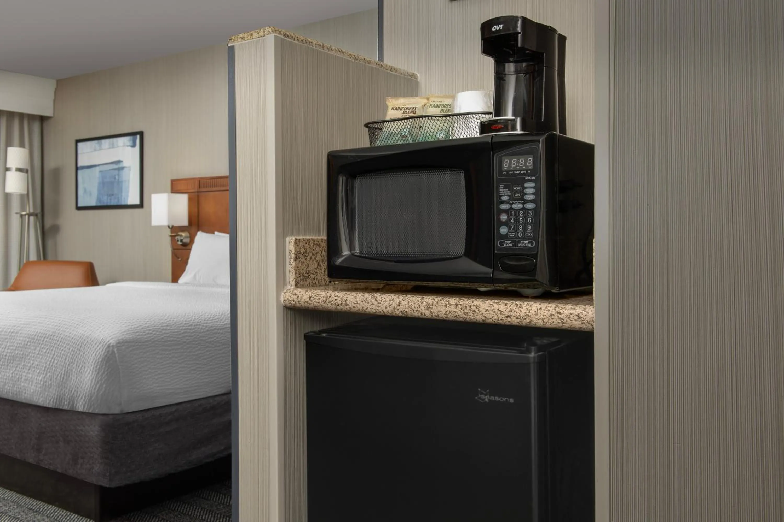 minibar, Bed in Courtyard by Marriott Seattle Kirkland