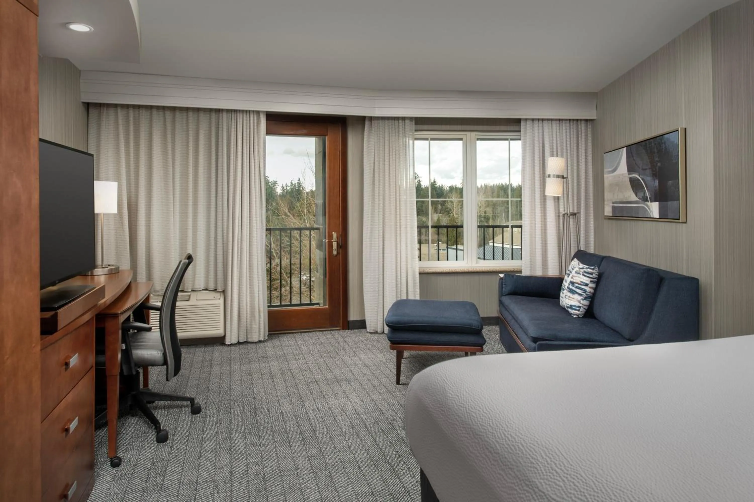 Photo of the whole room, Bed in Courtyard by Marriott Seattle Kirkland