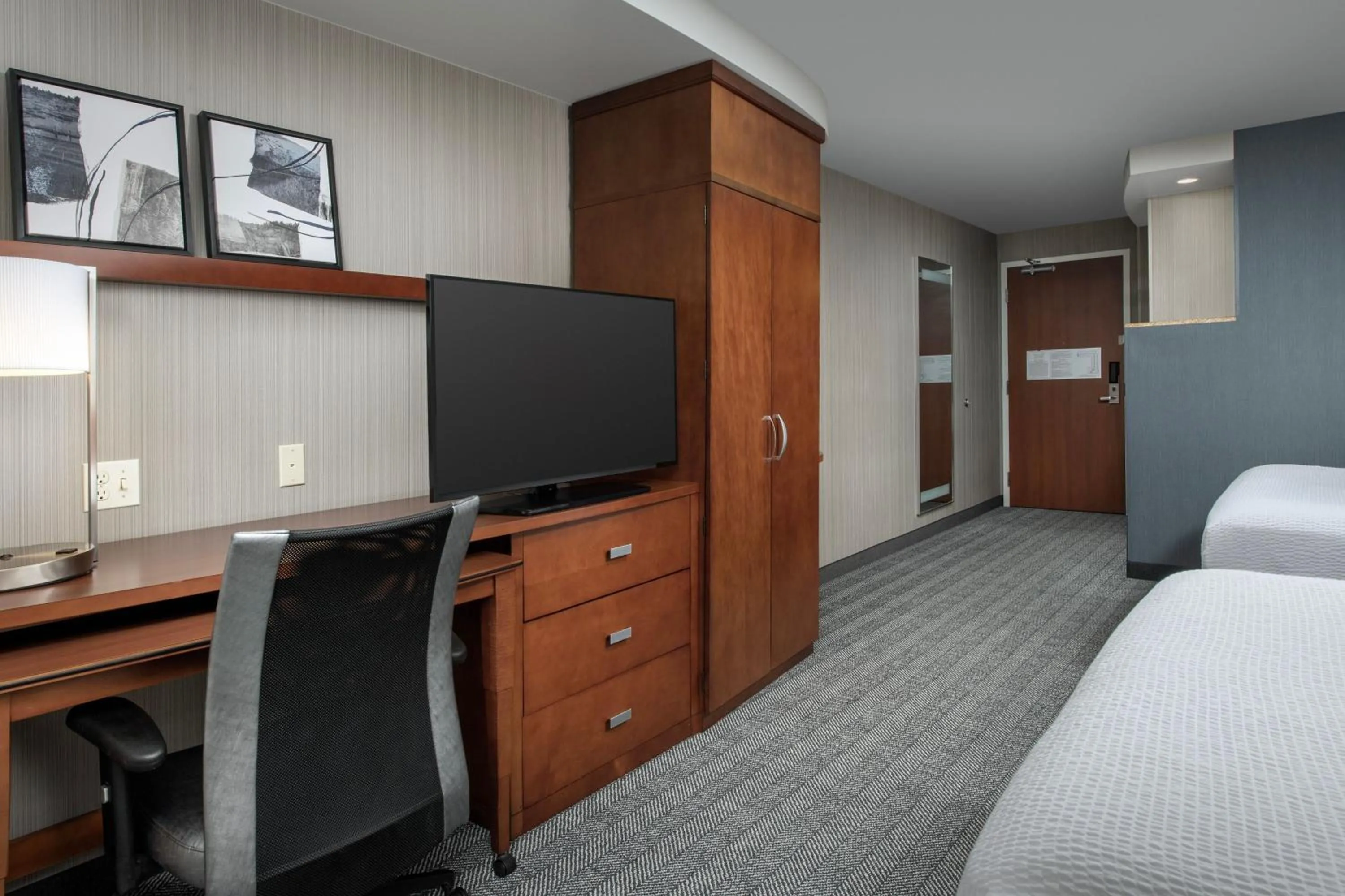 Photo of the whole room, Bed in Courtyard by Marriott Seattle Kirkland