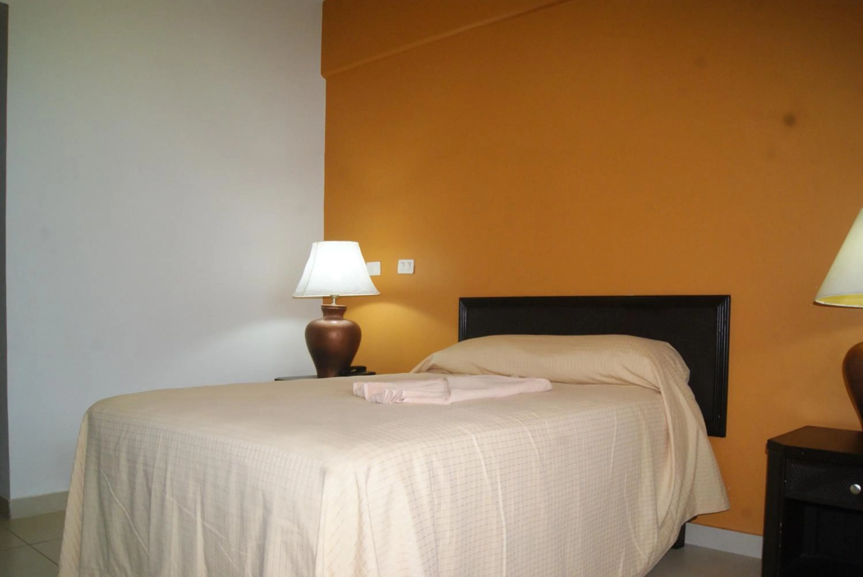 Photo of the whole room, Bed in Hotel Miraflores Villahermosa